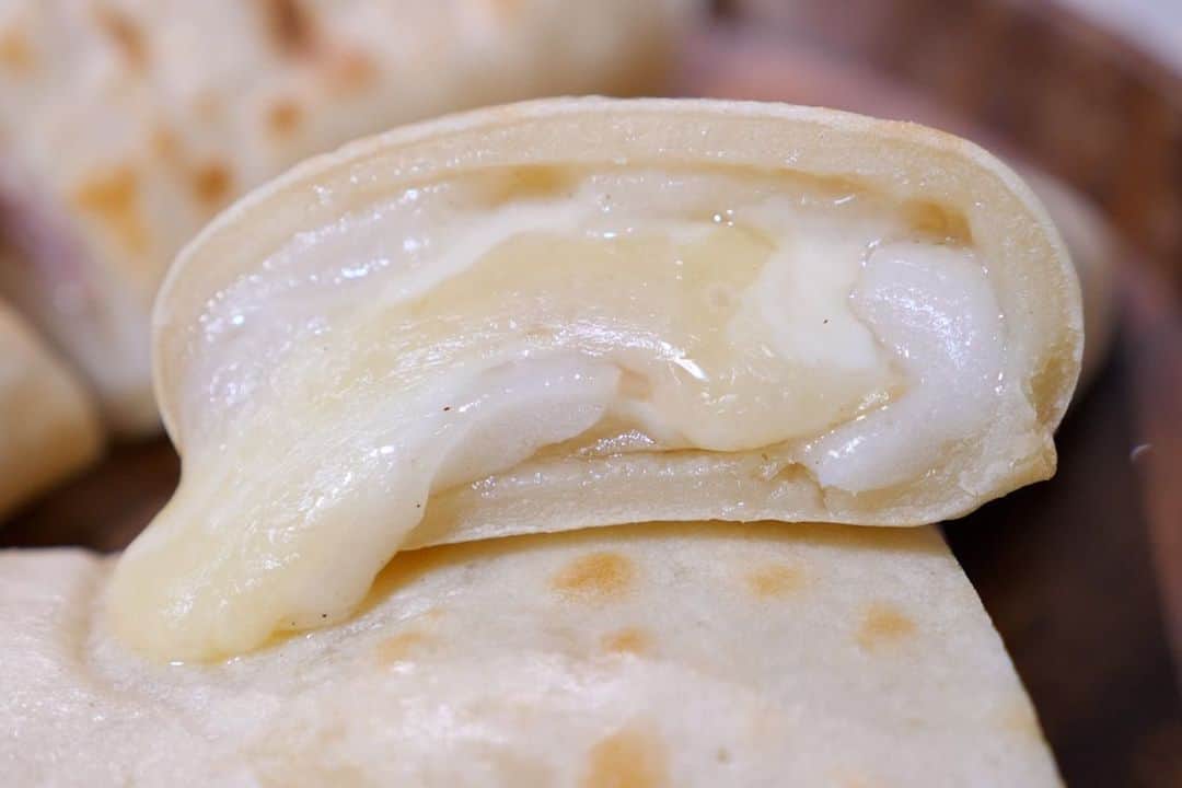 かっちゃんねるさんのインスタグラム写真 - (かっちゃんねるInstagram)「残ったお餅とフライパンで簡単🌯！﻿ ﻿ 「セブン○レブン風　ベーコンもちチーズブリトー」﻿ ﻿ 【ブリトー生地（３枚分）】﻿ ・薄力粉 100g・ベーキングパウダー 2g・砂糖 5g・塩 2g・水 160ml﻿ ﻿ ・切り餅（16等分） 2個・ベーコン（薄切り）6枚・ミックスチーズ 90gほど・サラダ油、塩こしょう、マヨネーズ 適量﻿ ﻿ ﻿ ◎生地材料の粉類を混ぜ、水を少しづつ加え混ぜる→フライパンでベーコンを焼き一旦取り出す→フライパンに薄くサラダ油をぬり1/3を流し入れ中火で焼く→表面が固まってきたら裏返して切り餅の1/3とミックス1/3をのせる→蓋をして弱めの中火で３分ほど焼く→塩こしょうとマヨネーズをかけ焼いたベーコンを2枚のせて巻く。﻿ ﻿ ﻿ あのコンビニの人気商品のようなもちもちの生地と、とろとろなお餅とチーズが美味しいレシピです﻿ 😋🌯🎉﻿ ﻿ #餅 #お餅 #鏡開き #お餅アレンジ #ブリトー #トルティーヤ #料理 #レシピ #料理動画 #簡単レシピ」1月10日 12時21分 - kattyan1011