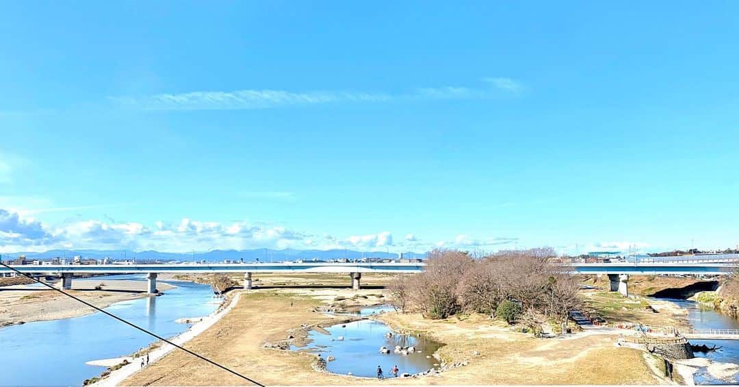 のインスタグラム：「仕事行ってきます 今日は舞台鑑賞もあるので楽しみ ・ 空は春の到来を感じるような晴天と 春一番を思わせる髪を乱す程度の風が吹いてます ・ まだまだ乾燥してるけど 日の光が妙に気持ちいいよ ・ 夜は冷えるんだろうなあ ・ #二子玉川 #多摩川 #田園都市線 #田都 #空 #川 #river #県境 #tamariver #東京 #tokyo #神奈川 #kanagawa #役者 #俳優 #actor #乗り換え待ち #乗り換え #photography #風景」