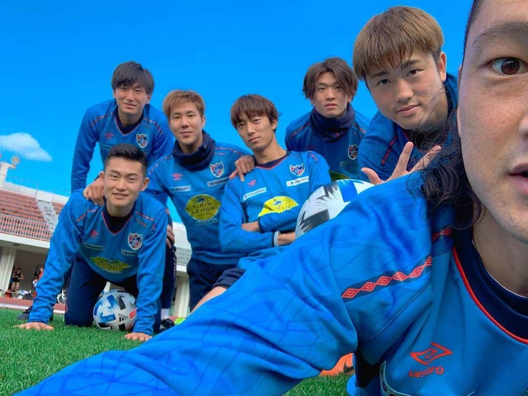 FC東京オフィシャルグッズさんのインスタグラム写真 - (FC東京オフィシャルグッズInstagram)「✨📷🌴🌺✈ 🔵#選手カメラ🔴 🙋🏻‍♂️📸 #髙萩洋次郎 . CGかと思うくらいの綺麗な青空の下での1枚です!!✨🙌🙌🙌 . @sei_muroya  @hirotakamita  @kiwara_miyazaki  @t__n31622 @manato_regista  @fctokyoofficial  #髙萩洋次郎 #宮崎幾笑 #中村拓海 #室屋成 #三田啓貴 #中村帆高 #品田愛斗 #キャンプ企画 #選手カメラ #沖縄国頭キャンプ #沖縄 #国頭村 #2020国頭camp #キャンプ #camp #bestphoto_japan #bestphoto  #FC東京 #fctokyo #tokyo」1月10日 12時27分 - fctokyoofficial