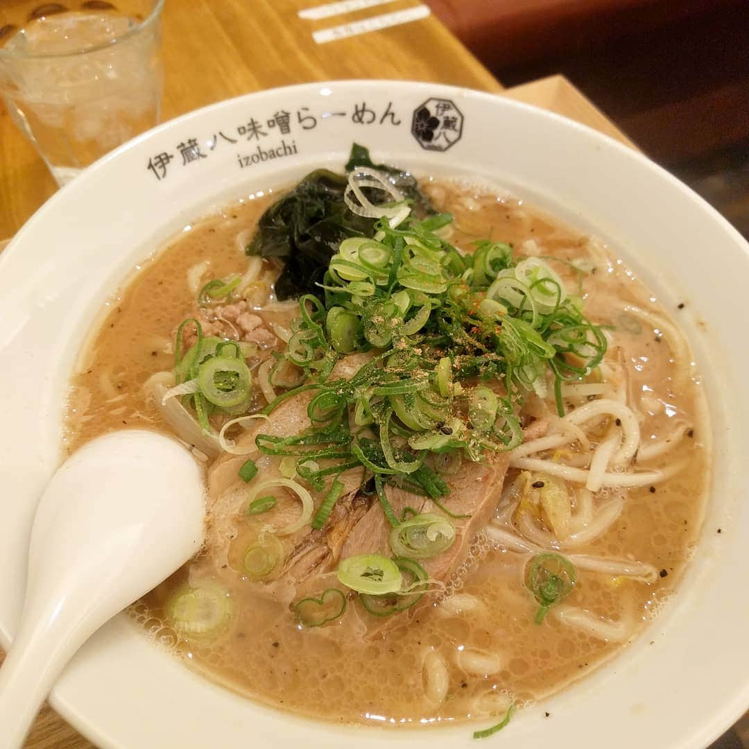 越中睦士さんのインスタグラム写真 - (越中睦士Instagram)「伊蔵八味噌らーめん ラーメン同じの２回運ばれて来た笑 味はまぁまぁです✧ ★★★☆☆ #伊蔵八味噌らーめん #味噌ラーメン」1月10日 12時30分 - makotokoshinaka