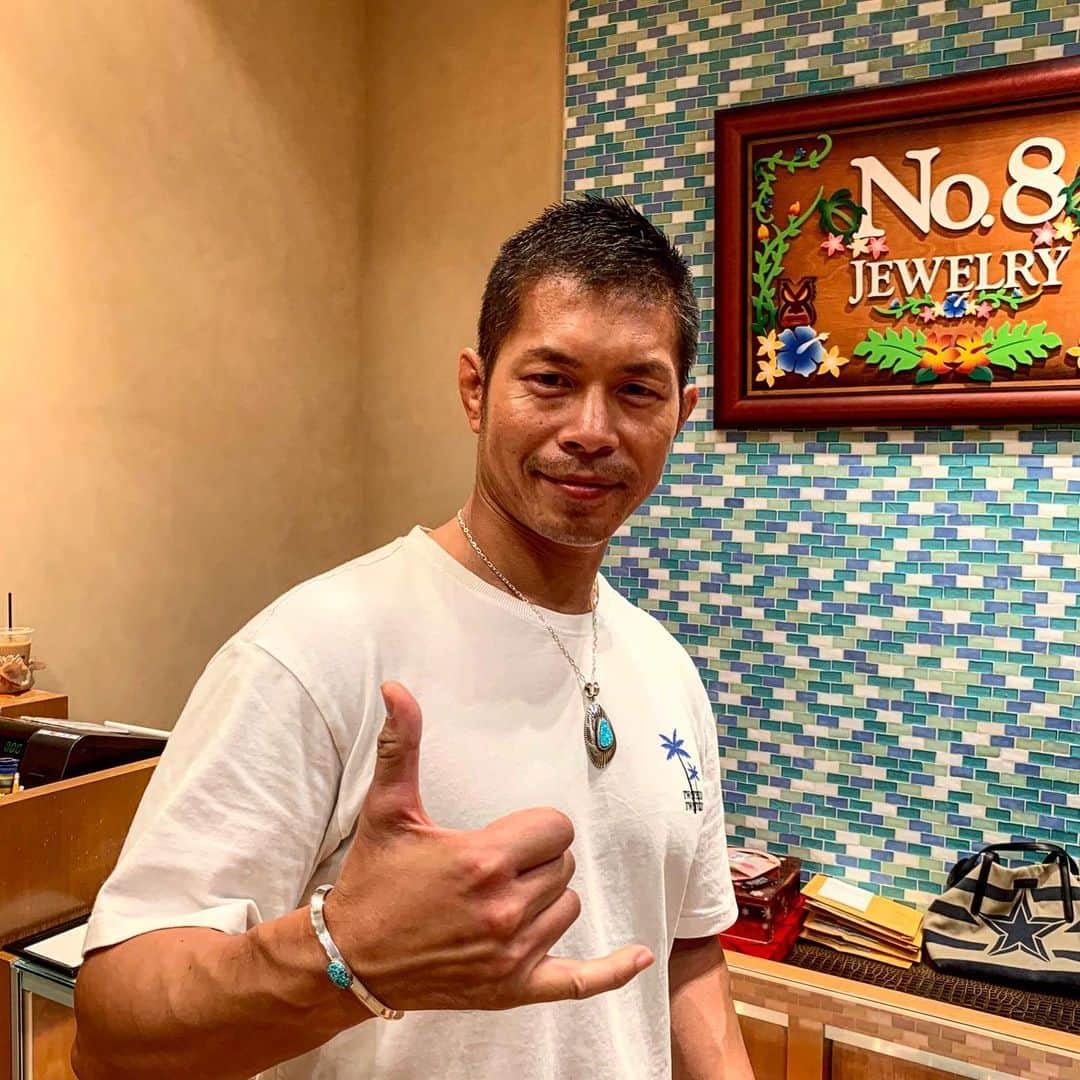 土井成樹さんのインスタグラム写真 - (土井成樹Instagram)「昨日ハワイから帰国しました。 何度来ても良いね。 良いリフレッシュ出来ました。 ハワイでは毎回お馴染みNo.8ジュエリーでターコイズバングルをゲット！ 明日から2020年シリーズ開幕！ スタートダッシュ決めます！  #hawaii #waikiki #moanasurfrider  #bltステーキ #no8jewelry  #garlicshrimp  #dragongate」1月10日 12時39分 - naruki.doi