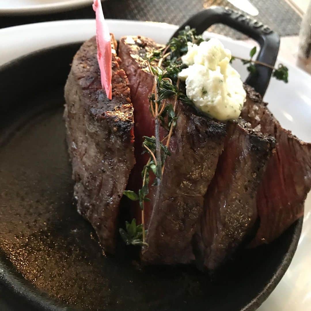 土井成樹さんのインスタグラム写真 - (土井成樹Instagram)「昨日ハワイから帰国しました。 何度来ても良いね。 良いリフレッシュ出来ました。 ハワイでは毎回お馴染みNo.8ジュエリーでターコイズバングルをゲット！ 明日から2020年シリーズ開幕！ スタートダッシュ決めます！  #hawaii #waikiki #moanasurfrider  #bltステーキ #no8jewelry  #garlicshrimp  #dragongate」1月10日 12時39分 - naruki.doi