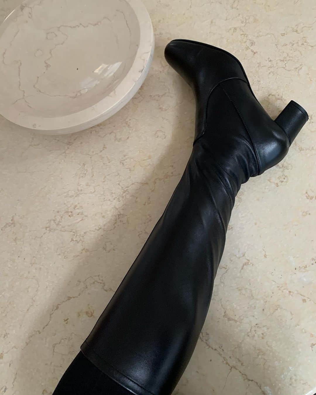 のインスタグラム：「Reklame.. Feet up after a long day 🖤」