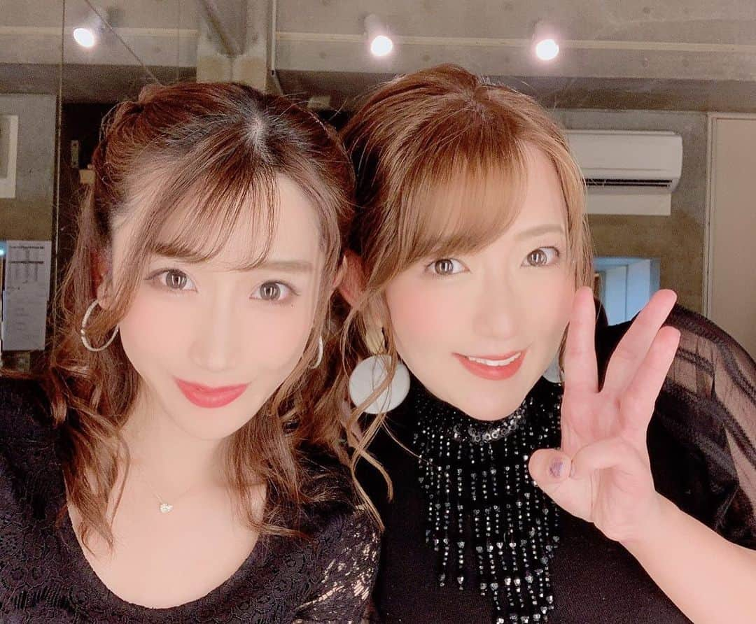 大河内美紗さんのインスタグラム写真 - (大河内美紗Instagram)「Rのみんなにお祝いしてもらったよ❤️嬉　ライブ初めありがとうございました😊 R大好きやー❤️ 1/11は天窓comfortでミサイタル♪ Next spot light☆ミサイタル vol.15 2020年1月11日 四谷天窓comfort 東京都新宿区高田馬場3-4-1 OPEN18:30 START19:00 ticket 4000/当日4500 大河内美紗 guest 藤社優美・小原春香 piano 吉野ユウヤ🎹 #ライブ #sdn48 #ミサイタル」1月10日 4時26分 - misa_okochi