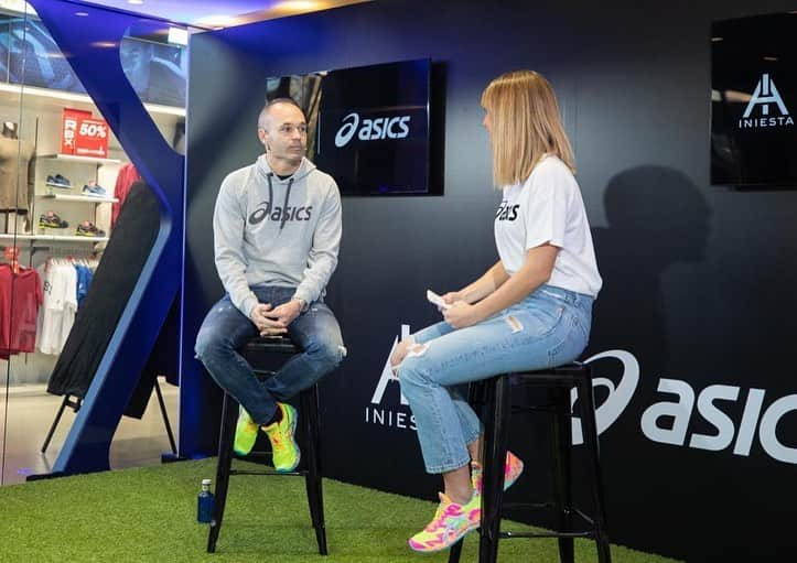 アンドレス・イニエスタさんのインスタグラム写真 - (アンドレス・イニエスタInstagram)「Visita a la tienda @asics de Barcelona para hablar de las nuevas botas #ULTREZZA. Me tenían preparado un dibujo sorpresa de @yanndalon_artist. Os gusta? 😊」1月10日 4時28分 - andresiniesta8