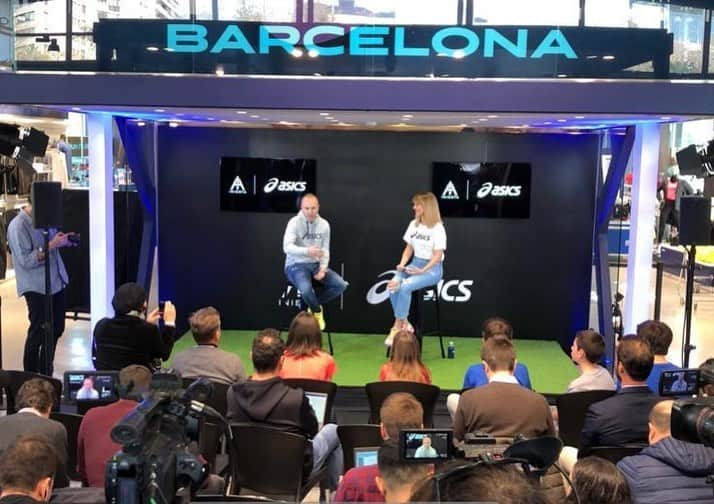 アンドレス・イニエスタさんのインスタグラム写真 - (アンドレス・イニエスタInstagram)「Visita a la tienda @asics de Barcelona para hablar de las nuevas botas #ULTREZZA. Me tenían preparado un dibujo sorpresa de @yanndalon_artist. Os gusta? 😊」1月10日 4時28分 - andresiniesta8