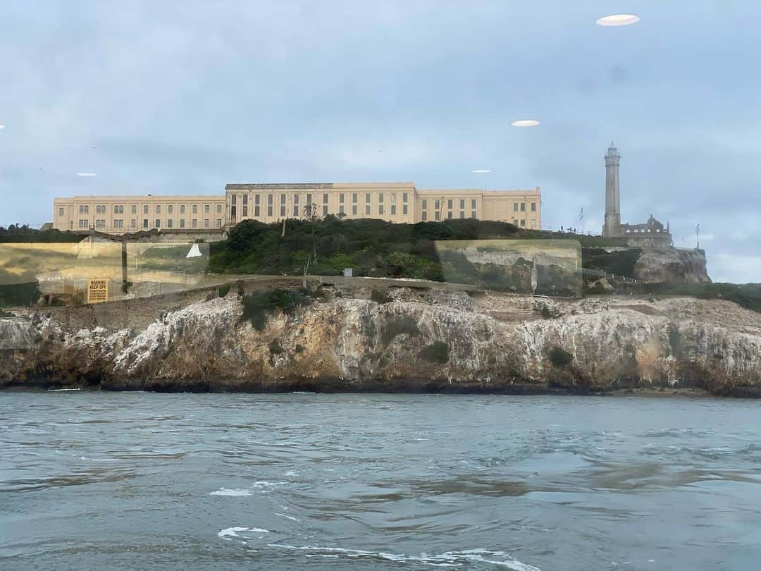 ジョディ・スウィーティンさんのインスタグラム写真 - (ジョディ・スウィーティンInstagram)「Yesterday’s adventures were an evening trip to Alcatraz! (Zoie was with us, but was off exploring when it came picture time!) The views off the island yesterday were incredible and we had the best park ranger tour guide that told us ALL about the place! All the times I’ve come to San Francisco, this was the first time going out there. It was well worth it! #californiaadventure #girltrip #makingmemories❤️ #historynerd #alcatraz」1月10日 4時30分 - jodiesweetin