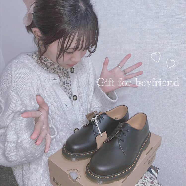 のインスタグラム：「Dr.Martens 👞 ♡ クリスマスにまーにプレゼントしたよ ｢ 何年も大切に履くね 」って言葉 嬉しかったな 〜 。 まーへの初めてのクリスマスプレゼント 忘れないように投稿 📝  #深夜投稿  #今さらクリスマス」