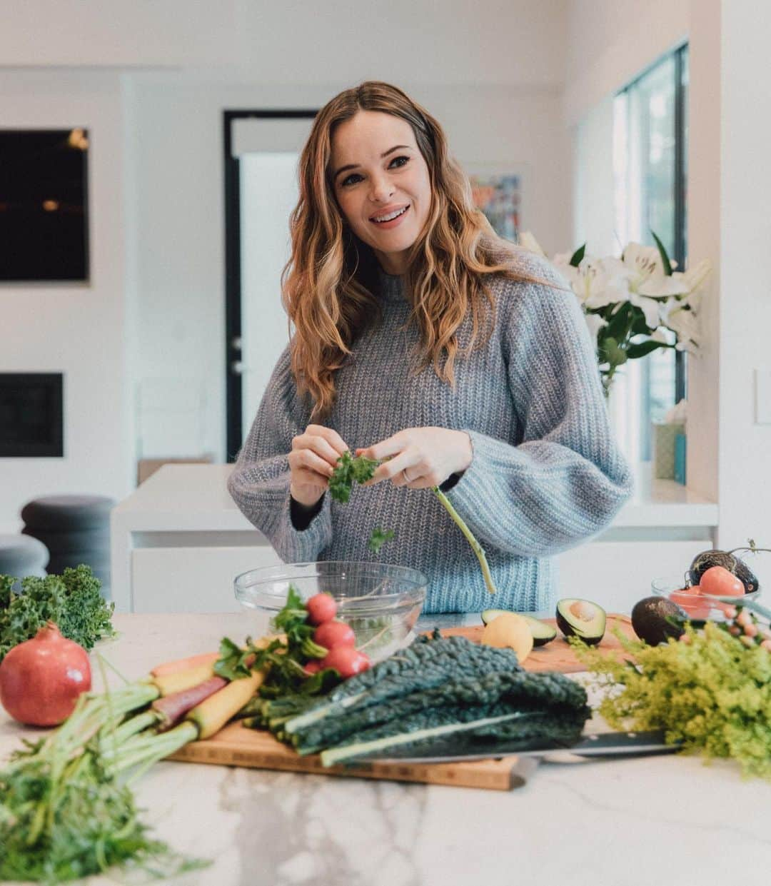 ダニエル・パナベイカーさんのインスタグラム写真 - (ダニエル・パナベイカーInstagram)「Trying to eat as healthy as possible these days. Squeezing all the superfoods into my salad 🥬 🍅 🥑 🥕」1月10日 4時54分 - dpanabaker