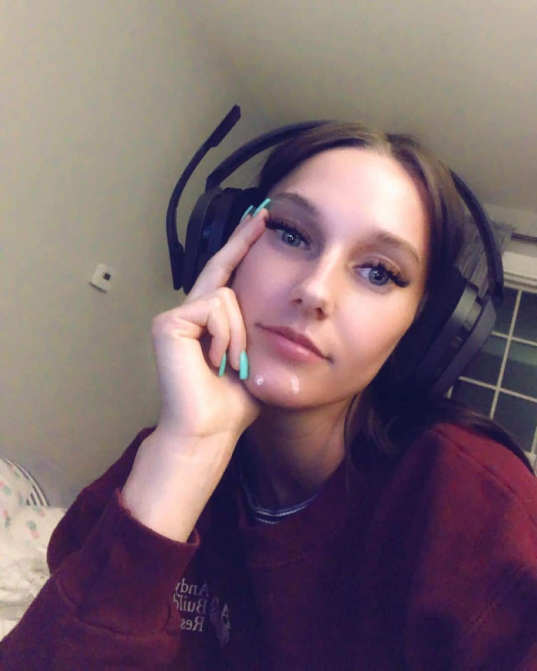 Nicole Kopchakのインスタグラム：「New profile pic so everyone knows I’m a gAMer ~ Y’all I’m sick as hell rn but I have exciting things happening soon and my goal for this weekend is to stream for the first time on pc & finally film another youtube vid :-) Hope y’all are having a good week」