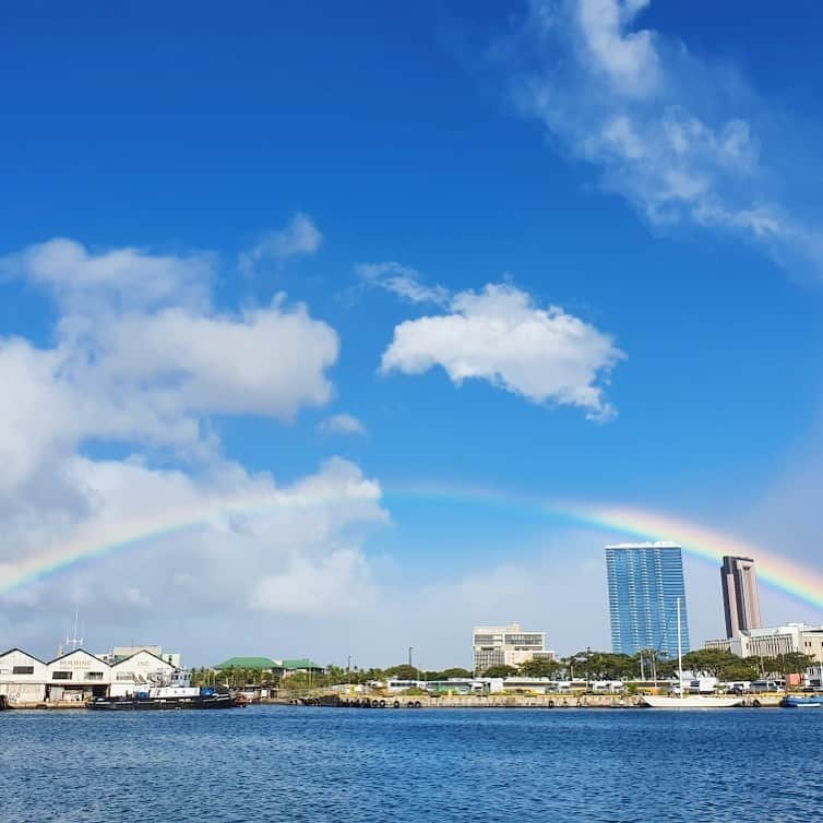 マキ・コニクソンさんのインスタグラム写真 - (マキ・コニクソンInstagram)「Good morning from Hawaii! 2020年最高のスタートがきれてます！🏃‍♀️ 最近たくさん🌈ちゃまと会えてるから嬉しいっ！😊　Happy me!! 😄 雨が降って太陽が出てると虹が出るんだよ！これぞ！ No Rain No Rainbow ☔️+☀=️🌈 Rainbow makes me happy!! 😊 今日も楽しい事を考えてハッピーな1日を過ごそうね！💕💕 #ハッピーのおすそ分け💕 #ハッピーが一番！😊」1月10日 5時34分 - makikonikson