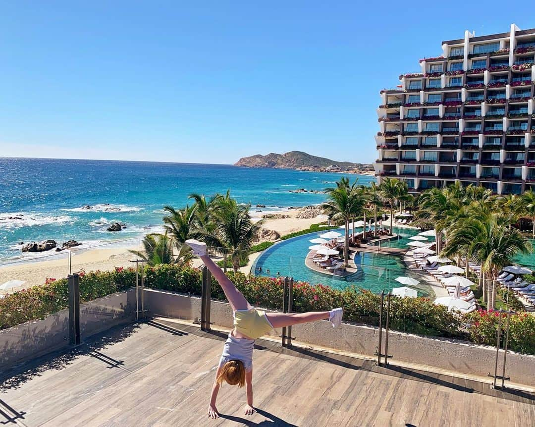 サラ・ラファティさんのインスタグラム写真 - (サラ・ラファティInstagram)「#tbt to our last #cartwheel of Christmas vacation. Thank you to the lovely staff of @grandvelascabos and @howelltalentrelations for hosting us with such love and care. So happy to be your #talentpartner. Swipe for some favorite vacation reads. First is thanks to Christine for always having the perfect recommendation, second thanks to Mom for literary Xmas gifts, and 3rd a ‘reluctant’ thank you to @jaymandel for recommending a book that stole my husband from me for two whole days! 🤪 #cartwheelsimcabo formerly #cartwheelsincanada」1月10日 5時53分 - iamsarahgrafferty