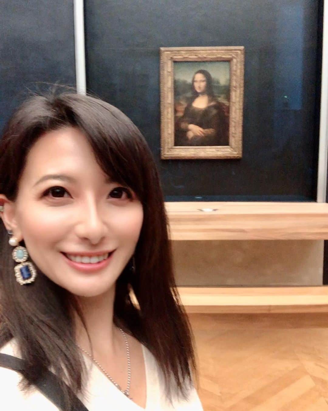 矢部あやのインスタグラム：「ルーブル美術館の一番人気といえばモナリザですが 12時頃にモナリザに辿り着いたときは時すでに遅し。 めっちゃくちゃ混んでいました（4枚目） お正月明けだったからかな？？ なので、閉館間際に再度1人で行ってきました。 金曜日だったので、21時頃に入館。 5分待ちくらいでモナリザにたどり着けました！ ・ #paris #mussedulouvre  #ルーブル美術館 #モナリザ #フランス旅行」