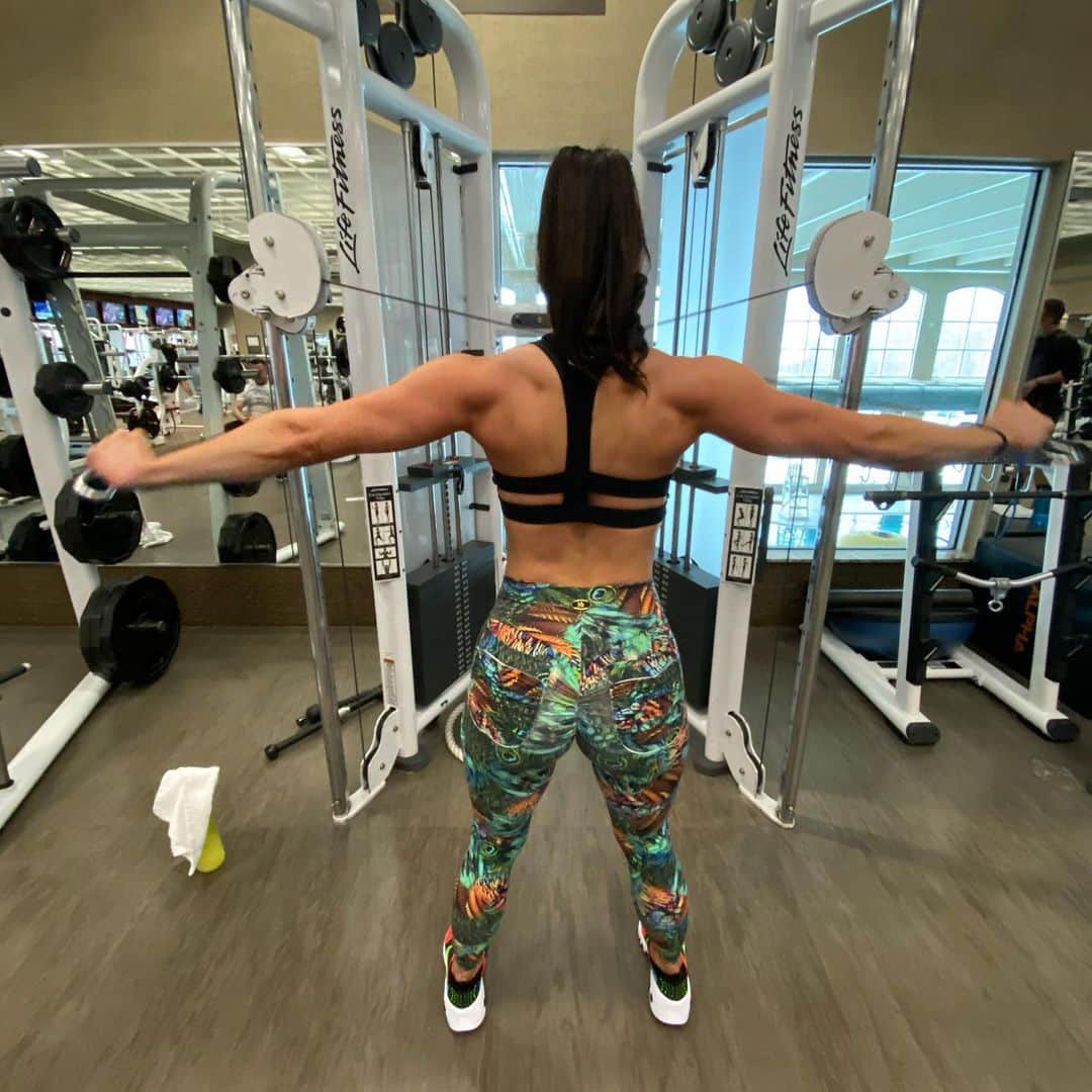 Kendra Lustさんのインスタグラム写真 - (Kendra LustInstagram)「#backdayworkout #shoulders #fitnessmotivation #girlsthatliftweights #sexy」1月10日 5時52分 - kendralust