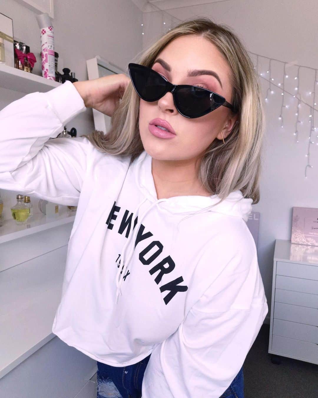 Shannonのインスタグラム：「Currently posting an old pic bc I’m sick as heck! Off to the doctors later 😪 ham and some friends have had this virus thing since before Christmas and it’s still going strong so I’m hoping I don’t have that... why do these things always come out in summer lol 😓 comment below some of your fav home remedies for sore sinuses and throat pls!! ⭐️ PS thanks for all of the love on my new page @shaaanxofit 💕」