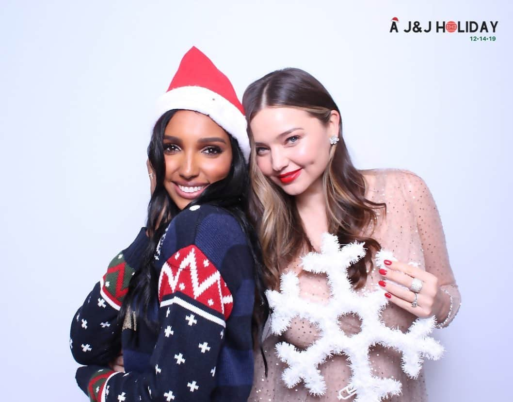 ミランダ・カーさんのインスタグラム写真 - (ミランダ・カーInstagram)「Missing the holiday fun already 💃🏻🎄 🎆」1月10日 6時30分 - mirandakerr