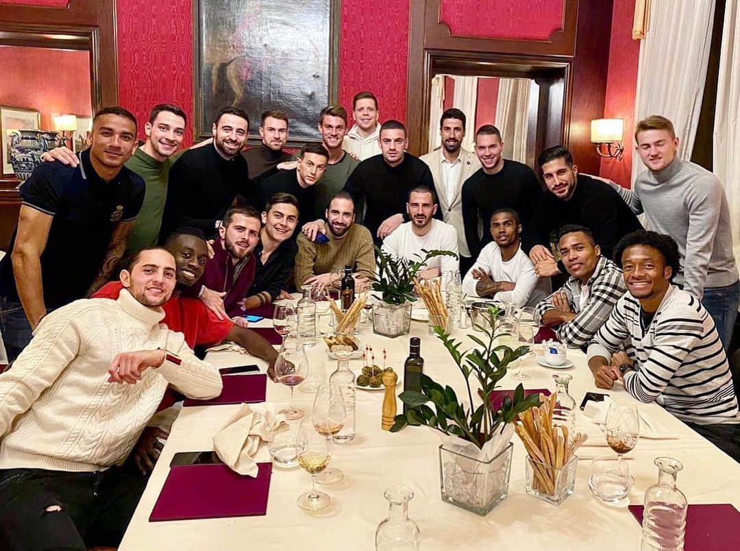フェデリコ・ベルナルデスキのインスタグラム：「#FamilySquad 👊🏻 #finoallafine #ForzaJuve ⚪️⚫️」