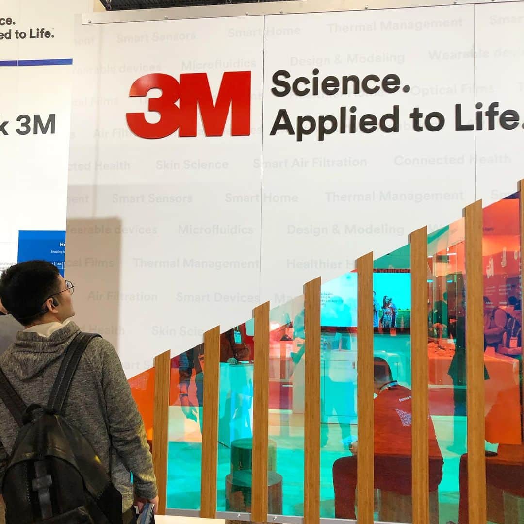 3M（スリーエム）のインスタグラム：「At #CES2020, we're sharing how our solutions help improve lives such as digital health innovation and improving indoor #airquality. #improvinglives #digitalhealthces #medtech #dichroic #3Mdichroic」