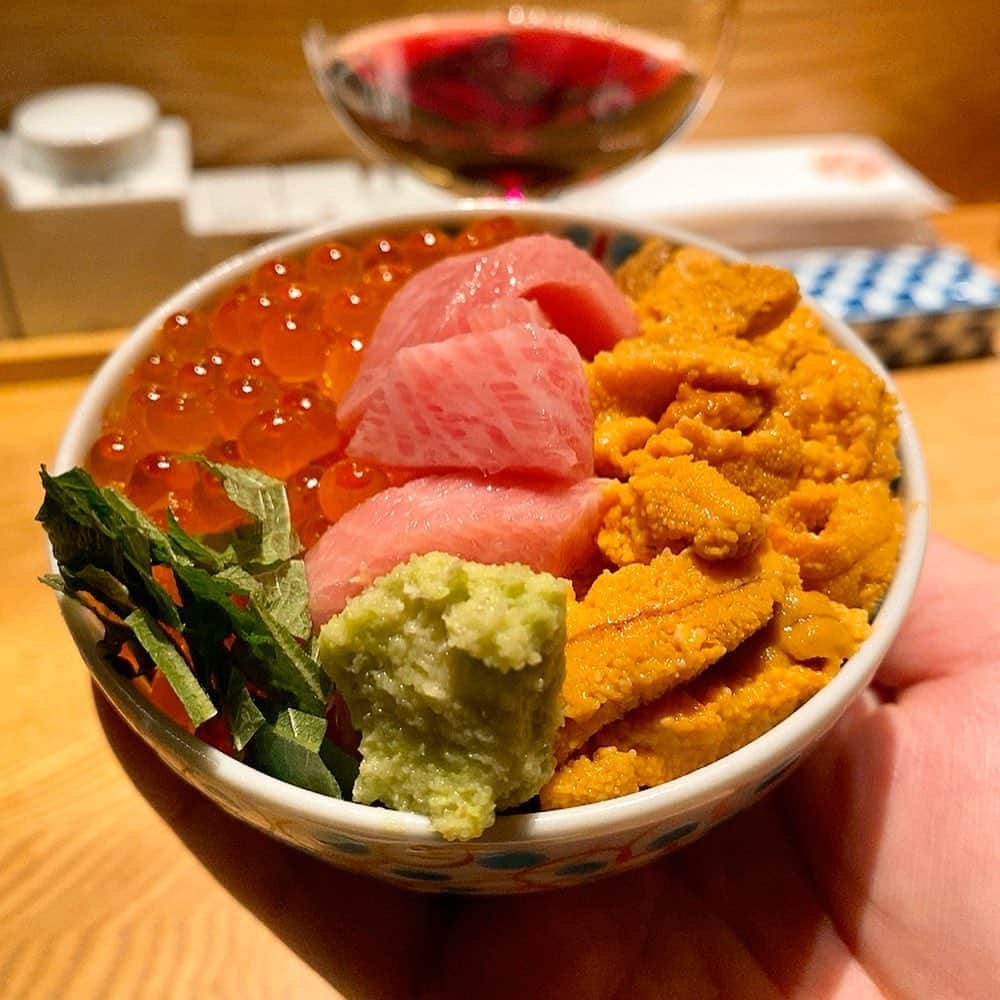 山岸久朗さんのインスタグラム写真 - (山岸久朗Instagram)「手乗りサイズの極小ぜいたく丼❣️ #ぜいたく丼 #オーデマ #オフショアクロノグラフ #生レバー #馬肉 #トロカツ #網焼きタン #ごまさば #おっぱいアイス #居酒屋 #大人居酒屋 #田中田 #田中田西麻布  #田中田西麻布店  #博多田中田  #博多田中田西麻布店  #西麻布グルメ #tanakada #hakatatanakada #nishiazabu #おは朝ロケ放送まであと3日  #山岸久朗 #山岸弁護士 #山岸弁護士が飯テロ中 #山岸弁護士の日本一周」1月10日 6時56分 - yamaben