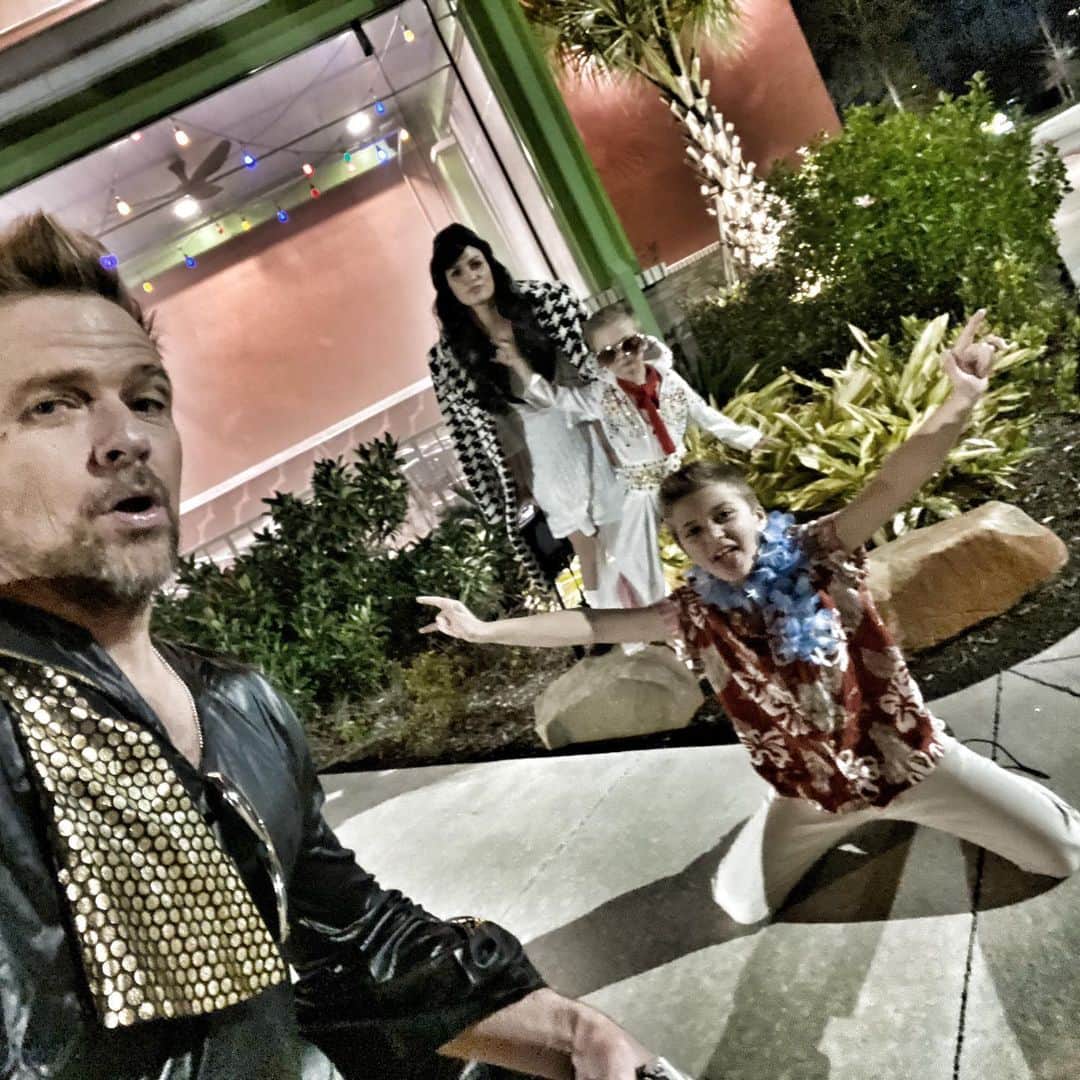 ショーン・パトリック・フラナリーのインスタグラム：「Crushed some Chuy’s last night in Elvis’ honor. The chick went wedding day dime-piece ‘Cilla, and slayed... Porter, Suspicious Minds circa 1973... and Charlie some vintage Blue Hawaii. Porter was a bit disillusioned with Elvis when he finally heard me correctly & realized that the King had in fact married ‘Cilla... and not Cinderella. ⚡️TCFB #TheyCameFromMyBalls」