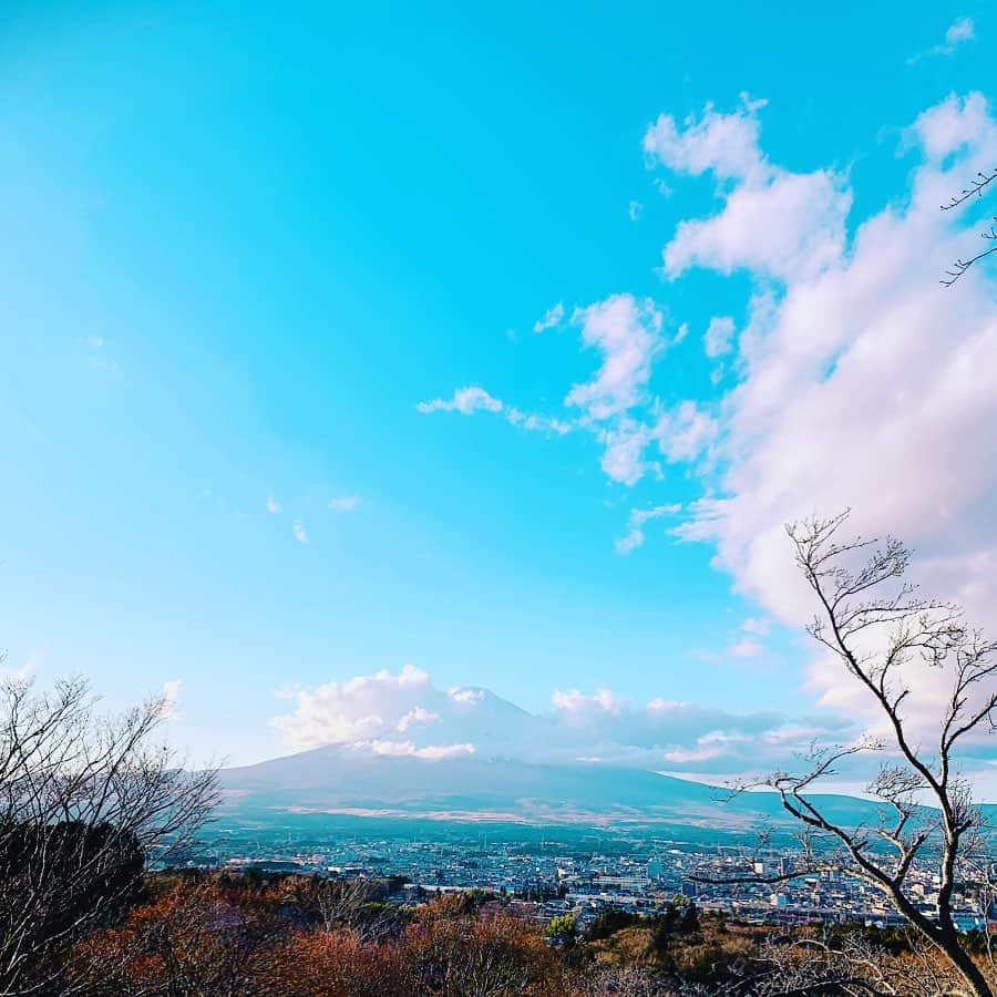 石田ひかりさんのインスタグラム写真 - (石田ひかりInstagram)「昨日、あまりにいいお天気だったので 猛烈に富士山が見たくなり 富士の麓にお墓参りへ！ 都心から程よいドライブコース🚘 春は満開の桜🌸 夏は涼しく🌳 秋はもみぢ🍁 冬は美しい富士山🗻🤗 近くでいちご狩りも出来ます🍓 少し足を延ばせば 山梨方面へもすぐ！ 日帰りお風呂も入れます🛁 ここにお墓を買ってくれた おぢいちゃんに感謝☺️ お墓参りの楽しみのひとつ 大好きだったお蕎麦屋さん「砂場」が閉店してしまって 悲しいけれど 美しい富士山からパワーをもらって 良い一日でした☺️☺️ 海も山もとびきり美しい 冬の晴天、さいこう🌞🌈🎊👏🏻 #富士山が大好き #砂場 #お風呂も行きたかったな」1月10日 7時30分 - hikaringo0525
