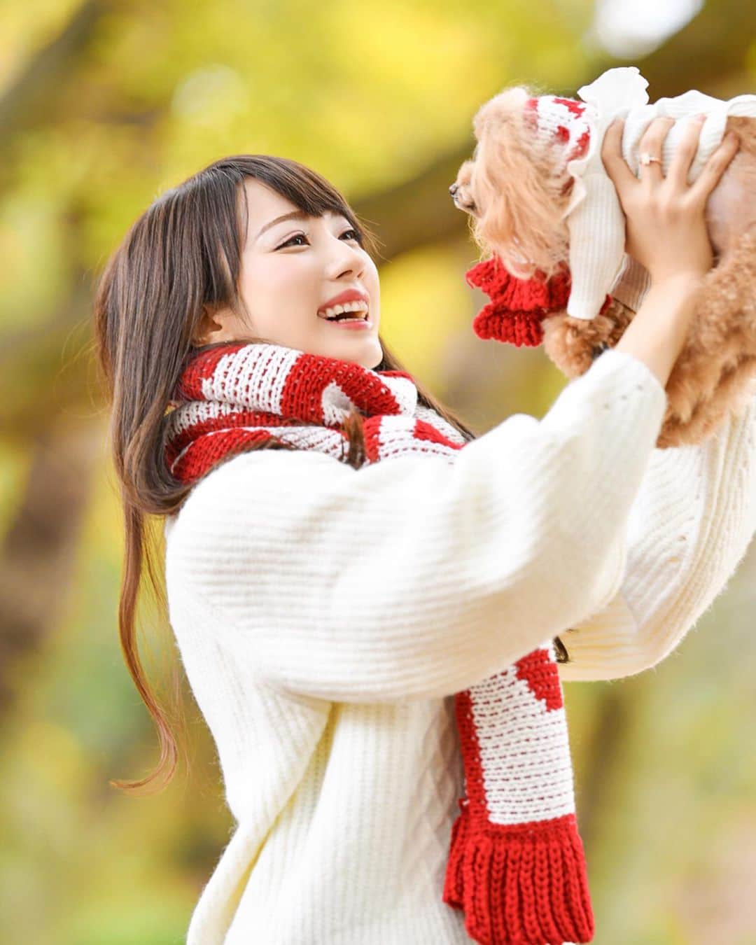 佐倉知里のインスタグラム：「*遅ればせながら明けましておめでとうございます♡ . お揃いのマフラー🐶🧣💕 @aletta_angelique さんに お声がけをしていただき 素敵な写真を撮ってもらいました🥺 マフラーには”I ♡ U”の文字が🙈❣️ お揃いかわいい😍 ティアラちゃんは終始いいこ♡ (なすがままされるがまま...^._.^) . 新しく始めること、改めて頑張ること。 今年もきっとあっっっという間！ . たくさん笑って笑って笑って(沢山食べて沢山飲んで) 大好きな人たちが健康で笑顔に溢れてて、 私らしい1年になりますように☺️♡ インスタ見てくださっている皆様2020年も宜しくお願い致します🥰」