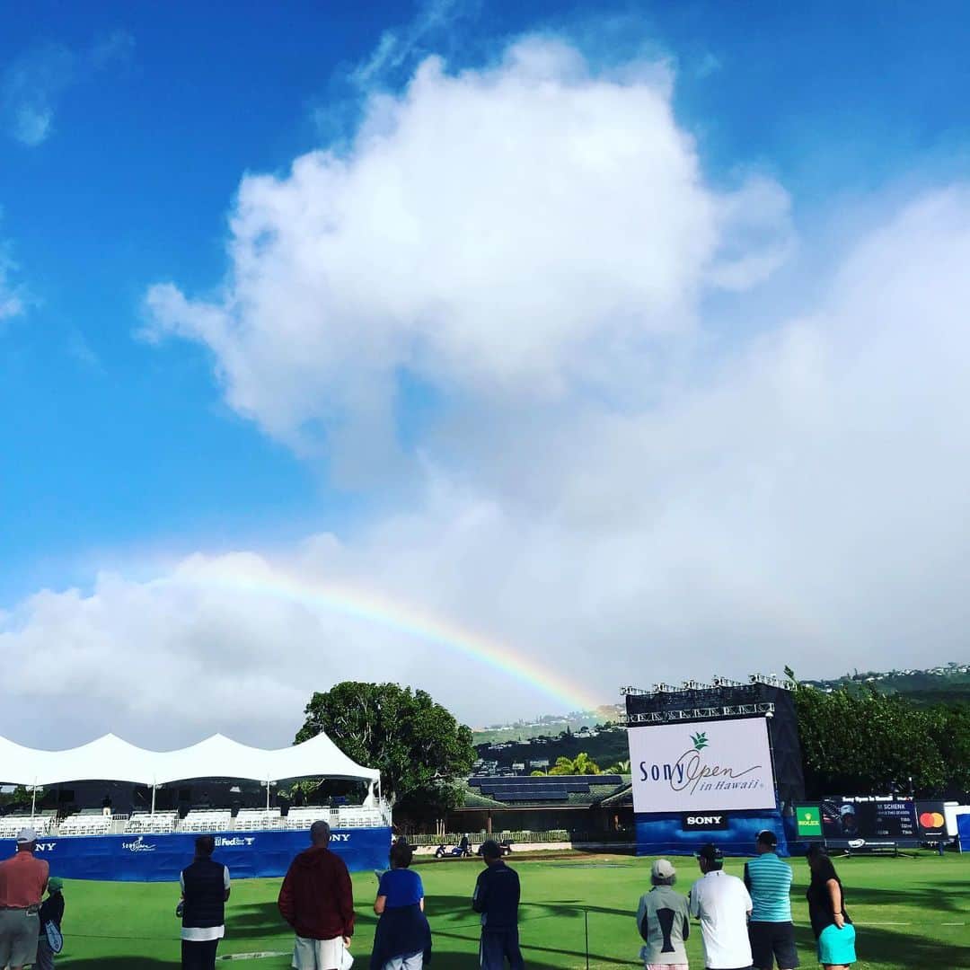 工藤遥加さんのインスタグラム写真 - (工藤遥加Instagram)「今日はソニーオープンへ 会場は鬼風 旋毛が逆に向くほどの風でした。  PGAの飛距離を生で見れて めちゃくちゃ勉強になりました。  今はとにかく ゴルフしたいです。笑  #sonyopen  #hawaii #rainbow #pga  #pgatour」1月10日 7時33分 - harukakudo1118