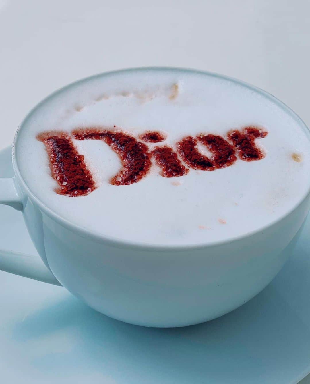 太田モニカさんのインスタグラム写真 - (太田モニカInstagram)「Good morning!!🌺 アラモアナのDiorの真ん前にある Dior cafeに行ってきたの💕 . . カフェラテの上にDiorって 書いてあるだけで 一杯 1200円ぐらい😂😂‼︎ たかーい笑笑 . . 雰囲気すきだからよしとしよう😘👌 . . #monikalifestyle #diorcafe  #アラモアナショッピングセンター  #ディオールカフェハワイ  #モニカ　#ハワイのおすすめ」1月10日 7時56分 - x.monika86.x