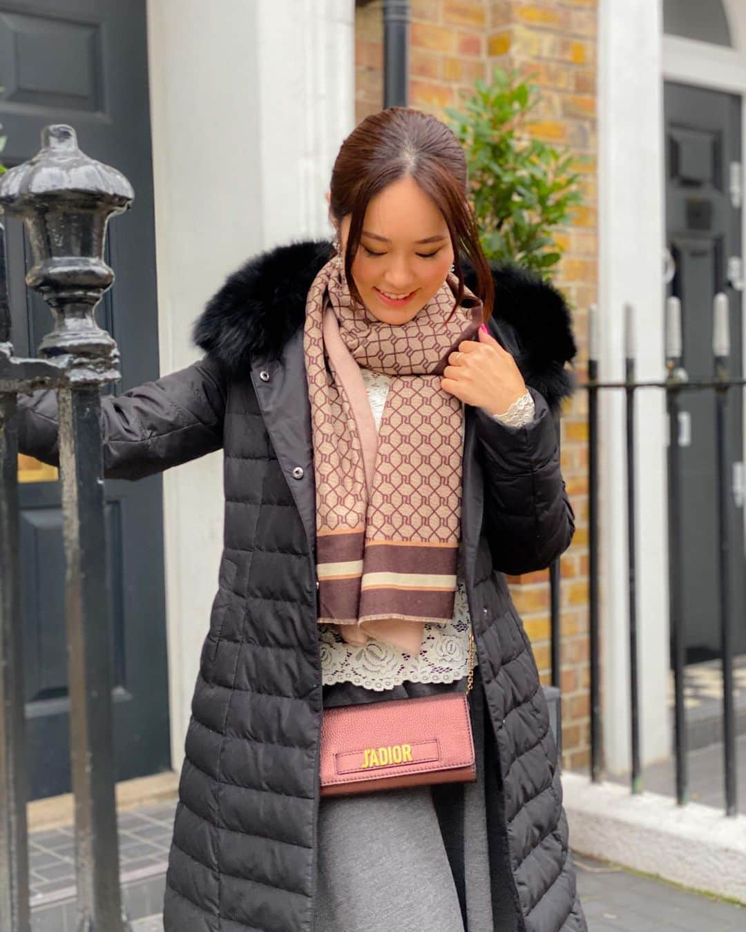 Chiakiさんのインスタグラム写真 - (ChiakiInstagram)「Walking around London 💜 ロンドンはお家が可愛い💕 . . . Bag @dior  Scarf @riverisland」1月10日 7時57分 - chiakiinengland