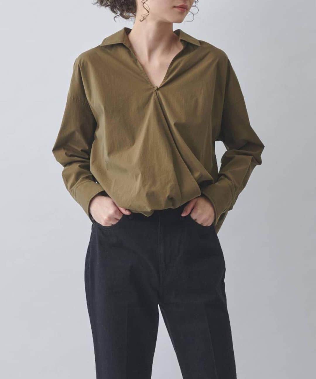 MAISON DE REEFURのインスタグラム：「. 【MAX70%OFF! MERCI SALE】 最終のプライスダウン . 7年間の感謝をこめて。 . 程良いドレープが印象的なカシュクールシャツです。 . ベーシックに見えて一味違うトップスは、デイリーだけでなくオフィスシーンでも着やすいアイテムです。 . ■  Crossover Shirt / @maisondereefur . 【展開店舗】 ルミネエスト新宿店・博多店・OFFICIAL WEB SHOP・OFFICIAL GLOBAL SHOP・ZOZOTOWN店 . #maisondereefur #reefur #bag #apparel #sale #wintersale #winter #winterfashion #fashion #logo #skirt  #denim  #knit #shoes #ロゴ #パンツコーデ #ニット #バッグ #セール #リーファー #メゾンドリーファー #mercisale #merci #7年間ありがとう」