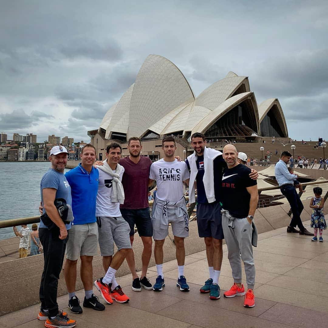 マリン・チリッチさんのインスタグラム写真 - (マリン・チリッチInstagram)「Sydney sites with the boys 🇦🇺😎📸🎾 Not the way we wanted our @atpcup journey to end but always a good time when the team gets together. Shout out to all the Croatian fans that came out and supported us in Sydney 🙌. Now its time to support @hrs_insta🤾‍♂️. Idemo dečki! 💪🇭🇷#iznadsvihHrvatska⠀ .⠀ .⠀ #TeamCroatia #atpcup #sydney #hrvatska #CRO #ehfeuro2020」1月10日 8時37分 - marincilic