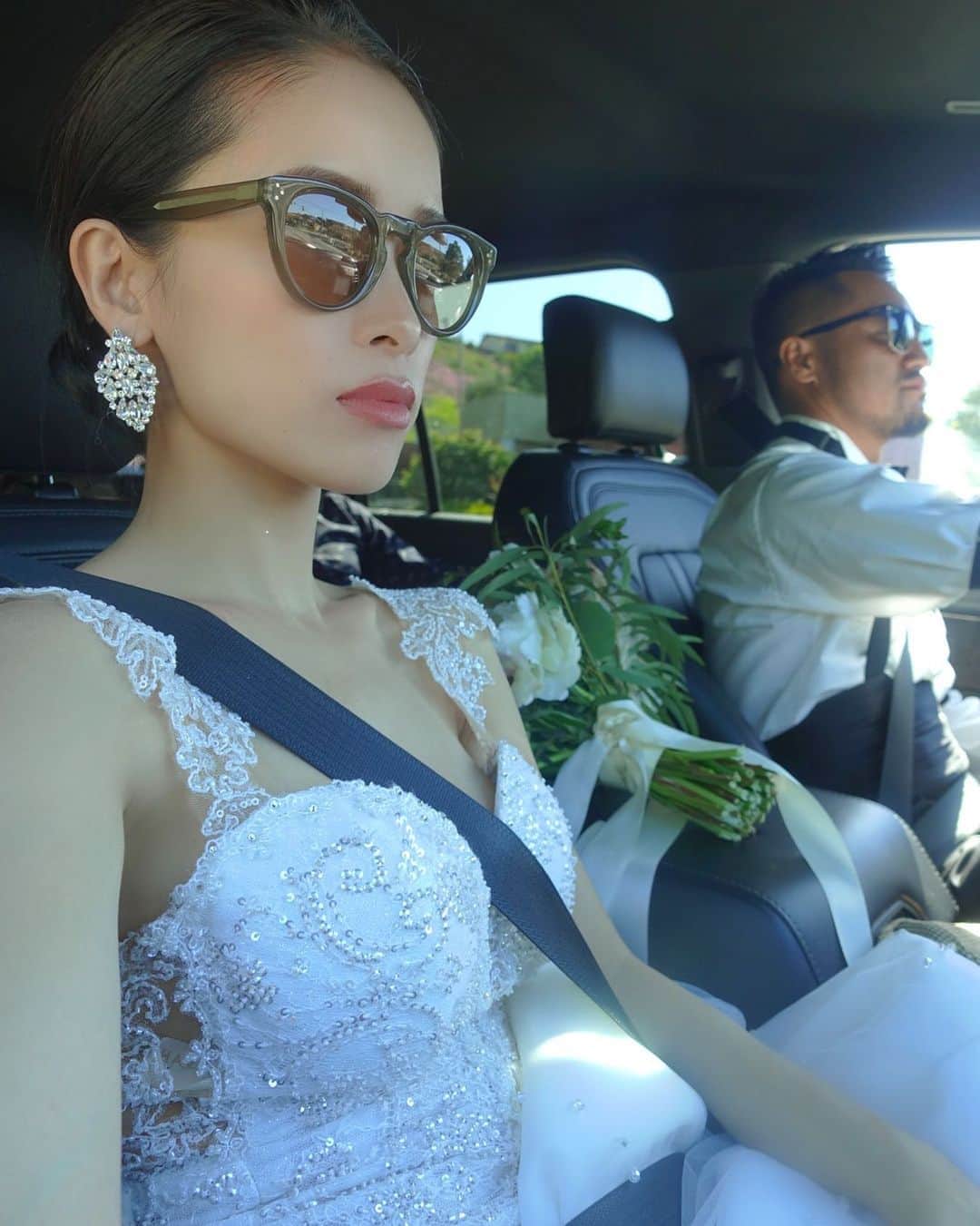 尾崎紗代子さんのインスタグラム写真 - (尾崎紗代子Instagram)「懐かしい写真。 LAの式場ウェイフェアチャペルへ向かってる時⛪️ @galialahav のドレス、またいつか着たいなあ。 . #myhusband #husbandandwife #wedding #weddingdress #galialahav #結婚 #結婚式 #ウェディングドレス」1月10日 8時45分 - osayo_osayo