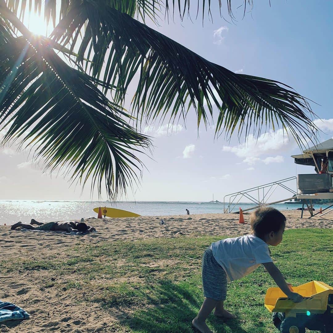 吉川ひなのさんのインスタグラム写真 - (吉川ひなのInstagram)「締め切りが近づいている案件をいくつか持って、息子遊ばせながらビーチでお仕事🏖👓📚💻 #息子HawaiiLife」1月10日 8時58分 - hinanoyoshikawa
