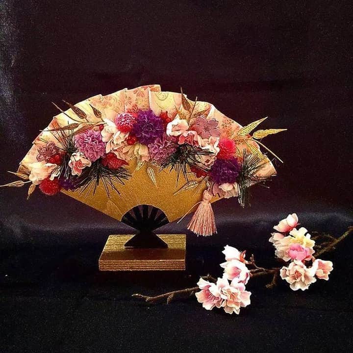 東京堂アーティフィシャルフラワーMAGIQのインスタグラム：「🎍MAGIQ キャンペーン🎍 【新春キャンペーン】 🌸🌸🌸👑【入賞】発表 👑🌸🌸🌸・・・ ・ 🌅💫Congratulations🏆💫🌅 🎊おめでとうございます🎉🎊 ・ Photo by @suzukikazuri 👏👏👏 ・ 🌸🌸🌸🌸🌸🌸🌸🌸🌸🌸🌸🌸 素敵な写真タグ付けして、キャンペーンに投稿していただきありがとうございます🙇 ・ 素敵な写真を共有させて頂きます♪ ・ これからも @magiq.jp をよろしくお願いいたします。 ・ 🍀🌼🍀🌼🍀🌼🍀🌼🍀🌼🍀🌼🍀 【新春キャンペーン ご参加頂きました皆様】 キャンペーンへのご参加頂き、 誠にありがとうございました🙇‍♂️ ・ 今後も、キャンペーンは続きますので次回キャンペーンも参加よろしくお願い致します🙇‍♂️ ・ #MAGIQ#MAGIQのある暮らし#TOKYODO#東京堂#アーティフィシャルフラワー #アーティフィシャル#フラワー#アートフラワー#造花#花のある暮らし#花のある生活 #花好きな人と繋がりたい#フラワーデザイン#フラワーアレンジメント #フラワーアレンジ#アレンジメント#キャンペーン#お正月アレンジ #お正月#newtears#japanese#artificialflower#artificialflower」