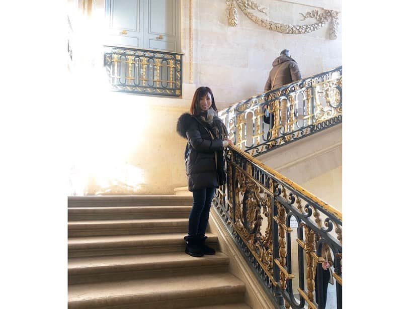 内田敦子さんのインスタグラム写真 - (内田敦子Instagram)「ヴェルサイユ宮殿。﻿ ストライキで宮殿の中には﻿ 入れませんでした…😭﻿ ﻿ 一度、宮殿の中には入ったことがあるのですが、﻿ もう一度あの煌びやかな空間に﻿ 酔いしれたかった…。﻿ ﻿ しかし、庭園と﻿ プチトリアノン(マリー・アントワネットの離宮)は﻿ 散策することができました。﻿ ﻿ プチトリアノンは﻿ ロココ様式が可愛らしく魅力的だし、﻿ 手入れが行き届いた庭園は﻿ そこだけでひとつの世界になっていて﻿ 外界と切り離されている感じがたまらない🌟﻿ ﻿ 庭園を軽く歩くだけでも3時間はかかるほど、﻿ とてつもなく広大な敷地！﻿ 大庭園だけで﻿ 東京ドーム20個分の広さだそうです☘﻿ ﻿ 次に訪れる時は﻿ もっとゆっくりじっくり見て回りたい〜。﻿ ﻿ #ヴェルサイユ宮殿 #プチトリアノン #ChâteaudeVersailles #PalaisdeVersailles #Versailles﻿ #LouisXIV」1月10日 9時11分 - atsuko_uchida1205