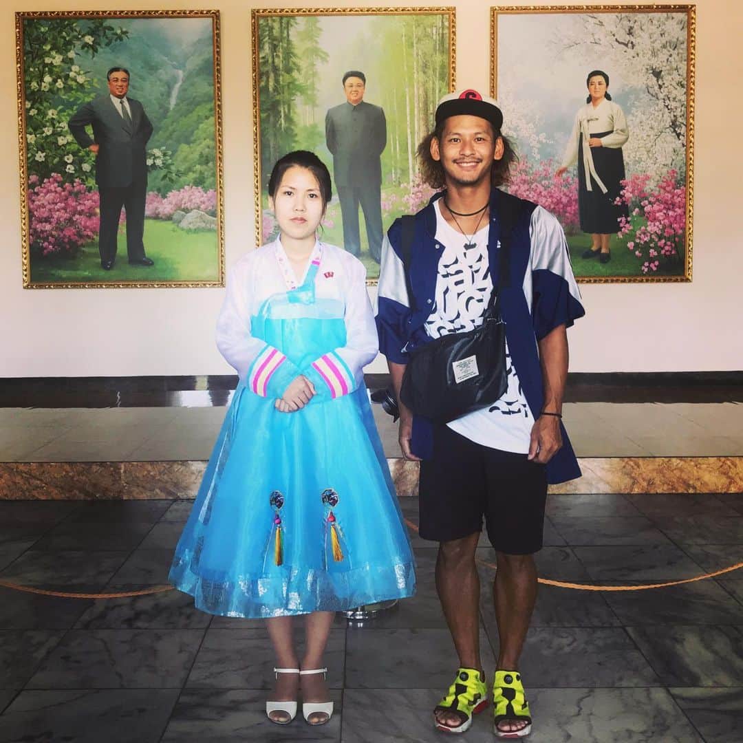 のインスタグラム：「北朝鮮🇰🇵 の #美女 と一緒に✍️ #北朝鮮 #dprk  #カメラマン #photographer #cameraman #写真家 #旅 #旅人 #northkorea #korea #朝鮮 #trip #triper」