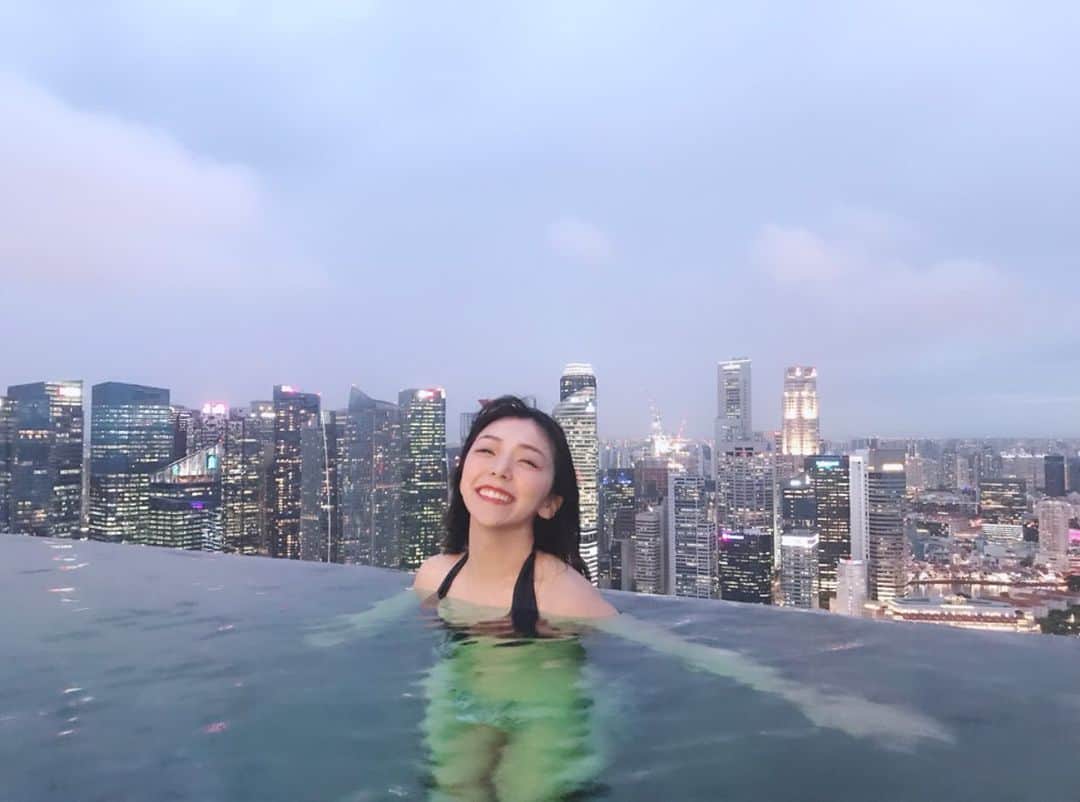 石原夕里朱さんのインスタグラム写真 - (石原夕里朱Instagram)「Infinity Pool♡﻿ ﻿ にこにこ〜☺️💓﻿ ﻿ #インフィニティプール 楽しかった❤️﻿ ﻿ でも風が寒くて、﻿ ﻿ この後反対側の温水ジャグジーにダッシュした😂💦﻿ ﻿ #Singapore #travel #ri_travel #marinabay #marinabaysands #infinitypool #countdowntrip #hny #newyear #2020 #photogenic #genic_singapore #instasingapore #instagood #photooftheday #instadiary #sagojoinsta #旅行 #りぃ旅 #タビジョ #シンガポール #りぃ旅シンガポール #カウントダウン旅行 #マリーナベイサンズ #新年 #2020年 #tabippo #🇸🇬」1月10日 9時36分 - ri_hannari