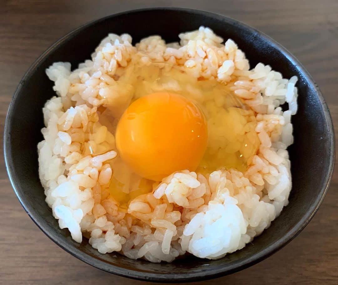 阿部裕幸さんのインスタグラム写真 - (阿部裕幸Instagram)「My favorite raw egg rice. 1人のときはいつもTKG😊 #tkg #卵かけご飯 #美味い」1月10日 9時54分 - abeani111