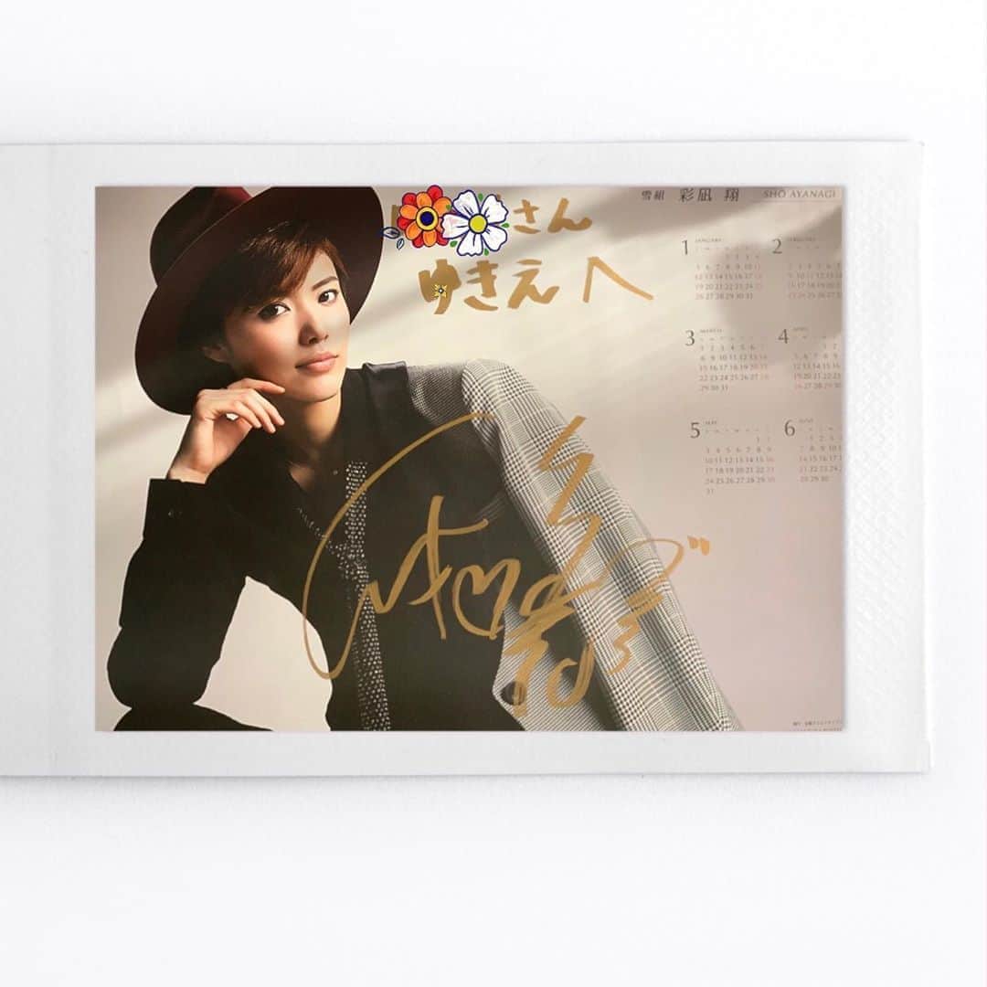透水さらさのインスタグラム：「家に帰ると2020年のお年玉が😍 翔ちゃーーん #カレンダー#飾ります#彩凪翔 #かっこよすぎ #92期#宝塚#雪組 #え？かっこよすぎひん？ と声でる #とりあえず撮影する #皆様これは買うしかない」