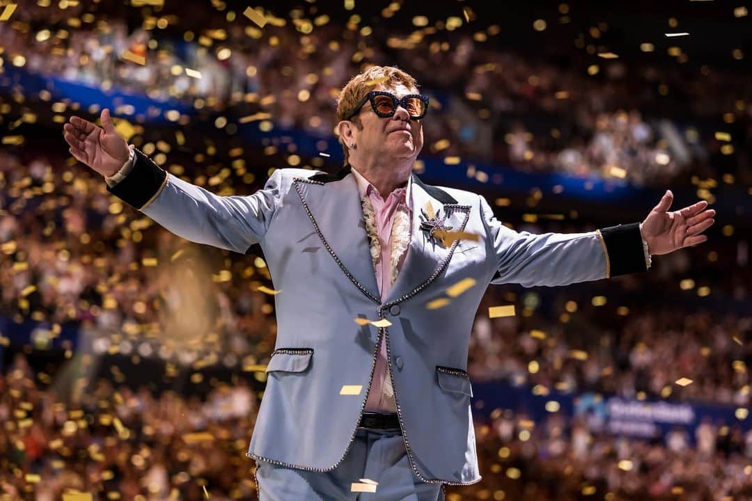 エルトン・ジョンさんのインスタグラム写真 - (エルトン・ジョンInstagram)「Two shows (and one Golden Globe!) in Sydney 🌟👊 What a way to start the #EltonFarewellTour in 2020, thank you!! 📷: @bengibsonphoto」1月10日 9時59分 - eltonjohn