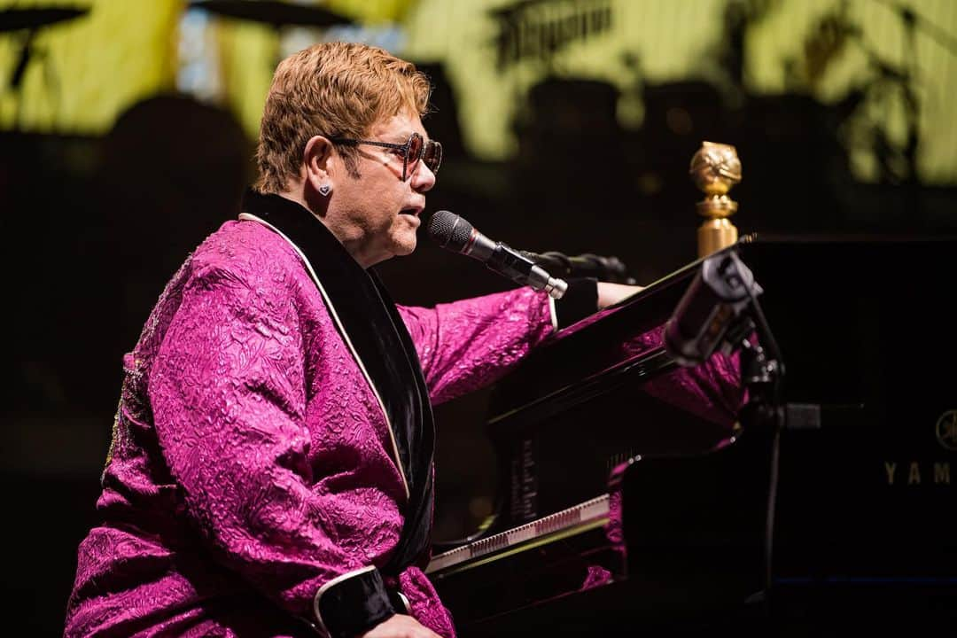 エルトン・ジョンさんのインスタグラム写真 - (エルトン・ジョンInstagram)「Two shows (and one Golden Globe!) in Sydney 🌟👊 What a way to start the #EltonFarewellTour in 2020, thank you!! 📷: @bengibsonphoto」1月10日 9時59分 - eltonjohn