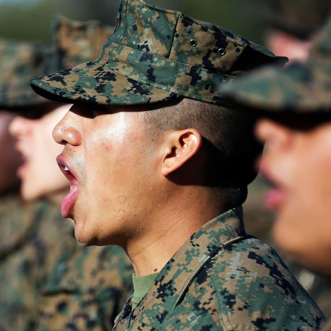 アメリカ海兵隊さんのインスタグラム写真 - (アメリカ海兵隊Instagram)「FROM THE HALLS OF MONTEZUMA…  Recruits with Hotel Company, 2nd Recruit Training Battalion, perform drill movements during practice for the platoon's final drill competition at @mcrdparrisisland. (U.S. Marine Corps photo by CWO2 Bobby J. Yarbrough)  #USMC #Marines #Military #Bootcamp」1月10日 10時00分 - marines