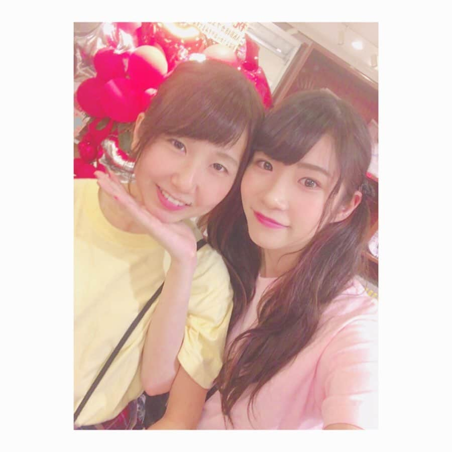 堂本千晴さんのインスタグラム写真 - (堂本千晴Instagram)「🎀AKB48CAFE&SHOP閉店🎀 . . 結構過ぎたけど、改めて年始終わって皆んなが仕事始めって言うてるの聞いて無くなったこと実感した。 . . 最初は女の子ばっかやからギスギスしてるんやろーと思って入ったバイト。 でも、大好きなAKB48に関われるからそんなの我慢しようと思ってた。 そしたら、全然ギスギスしてなくてむしろ皆んな優しくて仏様だった。 最初は人見知りで話せんかったけどどんどん仲良くなって遊んだりするのも楽しかった。 色んな人と遊んだり、バイト終わりにタピ活したのも懐かしい、、、 ヲタク過ぎる話したり、毎日可愛い人達に会いに行く気分で出勤してた。 . 正直接客は自分ダメダメやったし、イライラするとすぐ顔に出たし、泣きたくなったらすぐ泣くしクソだなと思うし、千晴がお客さんなら嫌いかも知れない。本当に今思うともっと大人な考えで働けんかったかな？って思う。 それも、先輩達に甘え過ぎてたのかと反省する部分が多い。 けど、ここでバイトしてなかったら出会えなかった人達とか、自分の今の活動に繋がっててとても助かった事も多い。 . 毎月毎月追われるようにミニイベントの内容考えたり、キャラメルラテでわたねちゃんを大量に描いたり(他のも書いてたかど)、ソロイベントとかで直接メンバーさんのお手伝いをしたり、毎回案内の時に大きい声で「会いたかったー」って叫ぶ事は二度とないのだと考えると凄い悲しくなる。 . . ほぼ毎日会ってた人達が今目の前にいない事が信じられないし、辛い事もあったけどそれもいい思い出だと思うからAKB48CAFE&SHOPでカフェっ娘として最後まで働けたことを誇りに思う。 . . 約2年短かったけどそれ以上の思い出をありがとう。 出逢ってくれた方皆さんに感謝します。 . . . ⚠️写真沢山載せたい人いたけどインスタ10枚までとか知らなかった。 載せられてなーいと思ってもしゅんとしないで下さい。皆さん同じだけ大好きです💓」1月10日 10時02分 - maria_misato_1109