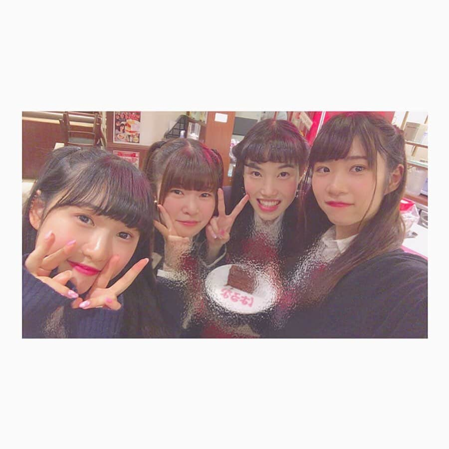 堂本千晴さんのインスタグラム写真 - (堂本千晴Instagram)「🎀AKB48CAFE&SHOP閉店🎀 . . 結構過ぎたけど、改めて年始終わって皆んなが仕事始めって言うてるの聞いて無くなったこと実感した。 . . 最初は女の子ばっかやからギスギスしてるんやろーと思って入ったバイト。 でも、大好きなAKB48に関われるからそんなの我慢しようと思ってた。 そしたら、全然ギスギスしてなくてむしろ皆んな優しくて仏様だった。 最初は人見知りで話せんかったけどどんどん仲良くなって遊んだりするのも楽しかった。 色んな人と遊んだり、バイト終わりにタピ活したのも懐かしい、、、 ヲタク過ぎる話したり、毎日可愛い人達に会いに行く気分で出勤してた。 . 正直接客は自分ダメダメやったし、イライラするとすぐ顔に出たし、泣きたくなったらすぐ泣くしクソだなと思うし、千晴がお客さんなら嫌いかも知れない。本当に今思うともっと大人な考えで働けんかったかな？って思う。 それも、先輩達に甘え過ぎてたのかと反省する部分が多い。 けど、ここでバイトしてなかったら出会えなかった人達とか、自分の今の活動に繋がっててとても助かった事も多い。 . 毎月毎月追われるようにミニイベントの内容考えたり、キャラメルラテでわたねちゃんを大量に描いたり(他のも書いてたかど)、ソロイベントとかで直接メンバーさんのお手伝いをしたり、毎回案内の時に大きい声で「会いたかったー」って叫ぶ事は二度とないのだと考えると凄い悲しくなる。 . . ほぼ毎日会ってた人達が今目の前にいない事が信じられないし、辛い事もあったけどそれもいい思い出だと思うからAKB48CAFE&SHOPでカフェっ娘として最後まで働けたことを誇りに思う。 . . 約2年短かったけどそれ以上の思い出をありがとう。 出逢ってくれた方皆さんに感謝します。 . . . ⚠️写真沢山載せたい人いたけどインスタ10枚までとか知らなかった。 載せられてなーいと思ってもしゅんとしないで下さい。皆さん同じだけ大好きです💓」1月10日 10時02分 - maria_misato_1109