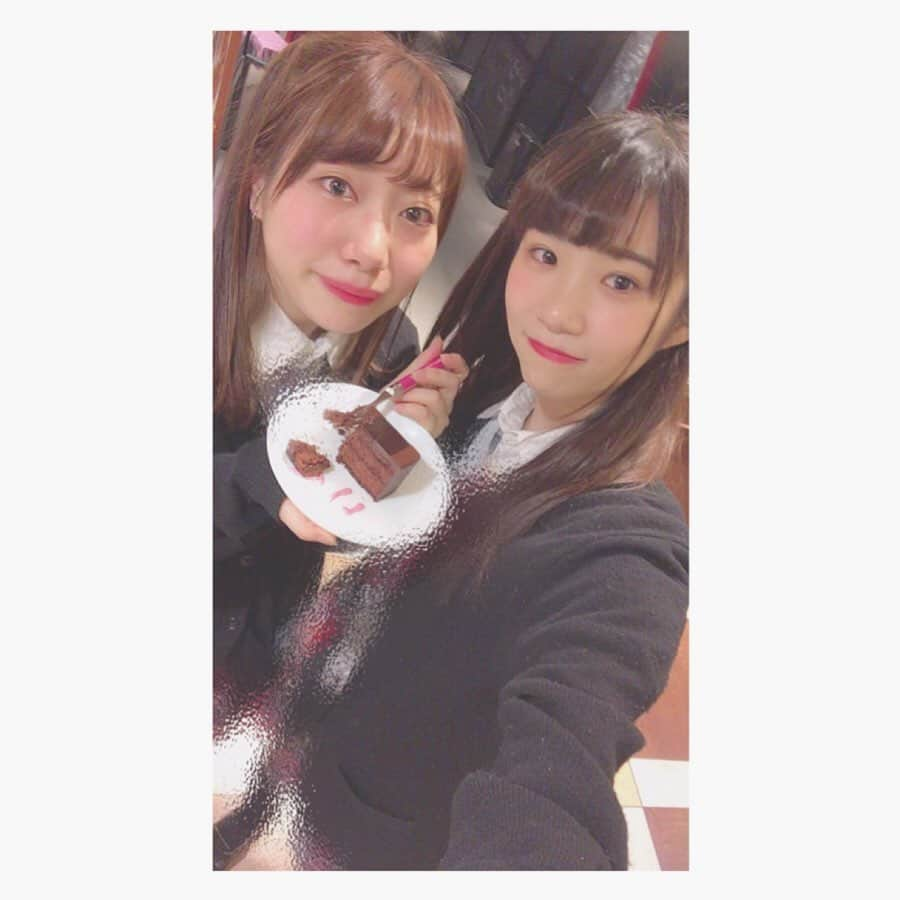 堂本千晴さんのインスタグラム写真 - (堂本千晴Instagram)「🎀AKB48CAFE&SHOP閉店🎀 . . 結構過ぎたけど、改めて年始終わって皆んなが仕事始めって言うてるの聞いて無くなったこと実感した。 . . 最初は女の子ばっかやからギスギスしてるんやろーと思って入ったバイト。 でも、大好きなAKB48に関われるからそんなの我慢しようと思ってた。 そしたら、全然ギスギスしてなくてむしろ皆んな優しくて仏様だった。 最初は人見知りで話せんかったけどどんどん仲良くなって遊んだりするのも楽しかった。 色んな人と遊んだり、バイト終わりにタピ活したのも懐かしい、、、 ヲタク過ぎる話したり、毎日可愛い人達に会いに行く気分で出勤してた。 . 正直接客は自分ダメダメやったし、イライラするとすぐ顔に出たし、泣きたくなったらすぐ泣くしクソだなと思うし、千晴がお客さんなら嫌いかも知れない。本当に今思うともっと大人な考えで働けんかったかな？って思う。 それも、先輩達に甘え過ぎてたのかと反省する部分が多い。 けど、ここでバイトしてなかったら出会えなかった人達とか、自分の今の活動に繋がっててとても助かった事も多い。 . 毎月毎月追われるようにミニイベントの内容考えたり、キャラメルラテでわたねちゃんを大量に描いたり(他のも書いてたかど)、ソロイベントとかで直接メンバーさんのお手伝いをしたり、毎回案内の時に大きい声で「会いたかったー」って叫ぶ事は二度とないのだと考えると凄い悲しくなる。 . . ほぼ毎日会ってた人達が今目の前にいない事が信じられないし、辛い事もあったけどそれもいい思い出だと思うからAKB48CAFE&SHOPでカフェっ娘として最後まで働けたことを誇りに思う。 . . 約2年短かったけどそれ以上の思い出をありがとう。 出逢ってくれた方皆さんに感謝します。 . . . ⚠️写真沢山載せたい人いたけどインスタ10枚までとか知らなかった。 載せられてなーいと思ってもしゅんとしないで下さい。皆さん同じだけ大好きです💓」1月10日 10時02分 - maria_misato_1109