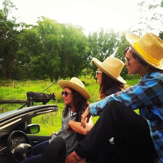 シャーニ・ヴィンソンのインスタグラム：「Back back 🐄 .. when the farm was green #fbf #farmgirls #farmlife #prebushfires #countryliving @rockyrosebery @becca_sopher」