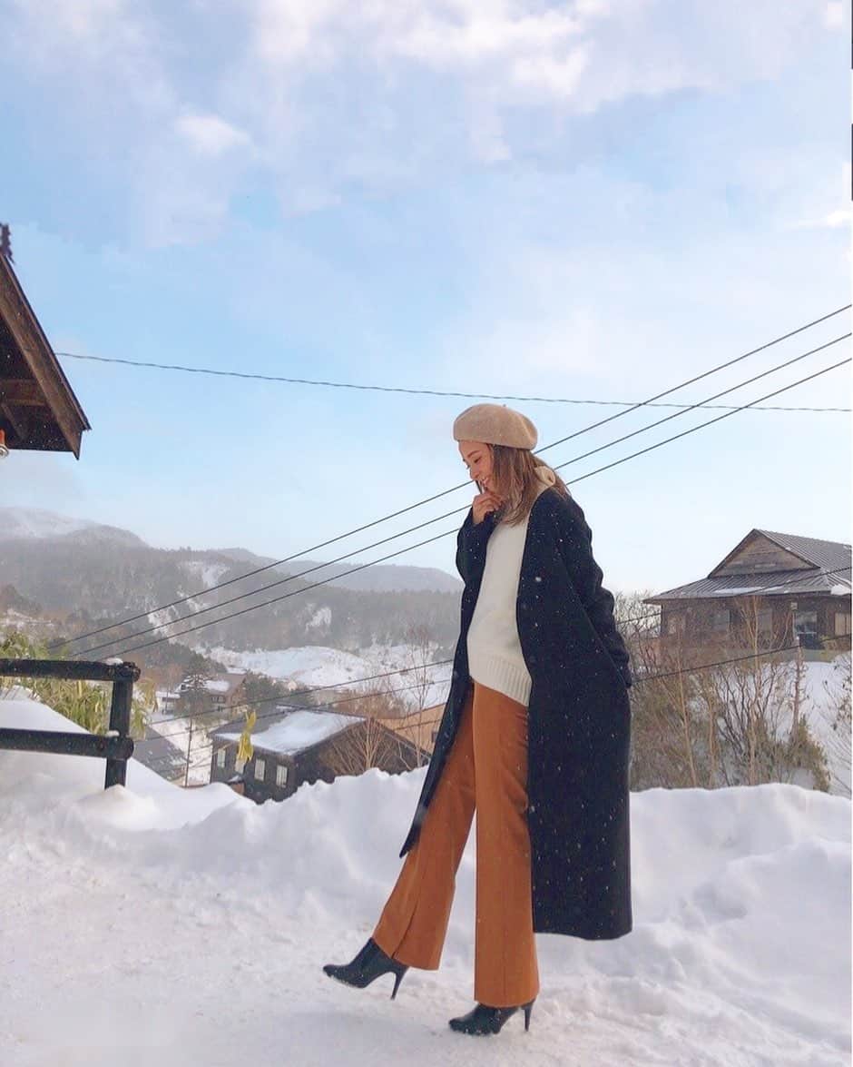 古澤未来のインスタグラム：「風邪引いてる場合じゃないの 新年早々ちょっと弱ったけどみんなからの薬のアドバイスのおかげで治ってしまたwww もー感謝しかない😂❤ 最近仕事めっちゃ頑張ってる！ これがいつか報われたらいいな😭 誰かがみてくれてると信じて頑張ろう  どこかの社長さんが 強いひとてゆうのは 強いんじゃない 賢いわけでもない 変われる人だ！てゆってて 変われる勇気をもてば必ず成功する！て言葉に、おおおおおーー！なったw  #ootd  #fashion  #fashionista  #japanesegirl  #japan #winterfashion  #winter  #2020  #Snow」