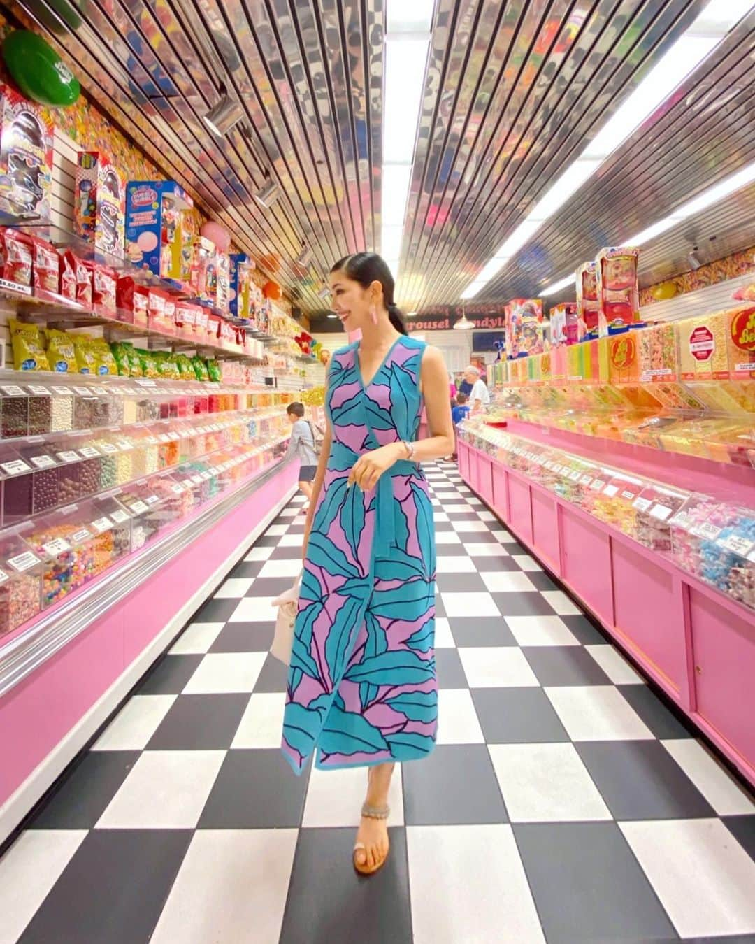 アンミカさんのインスタグラム写真 - (アンミカInstagram)「子ども心に帰る、外国のお菓子のお店へ🍭🍭 。 外国のグミのような色のダイアンのワンピも、一目惚れして購入💗 。 #ダイアンが日本から撤退したので海外で必ず購入 #おもちゃみたいな色合いが気持ちを明るくさせてくれる #イヤリングもピンクのタッセルがアジア風から西洋風まで合わせやすい @dvf #ootd #fashion #colorful #嫁グラフィー」1月10日 10時14分 - ahnmikaofficial