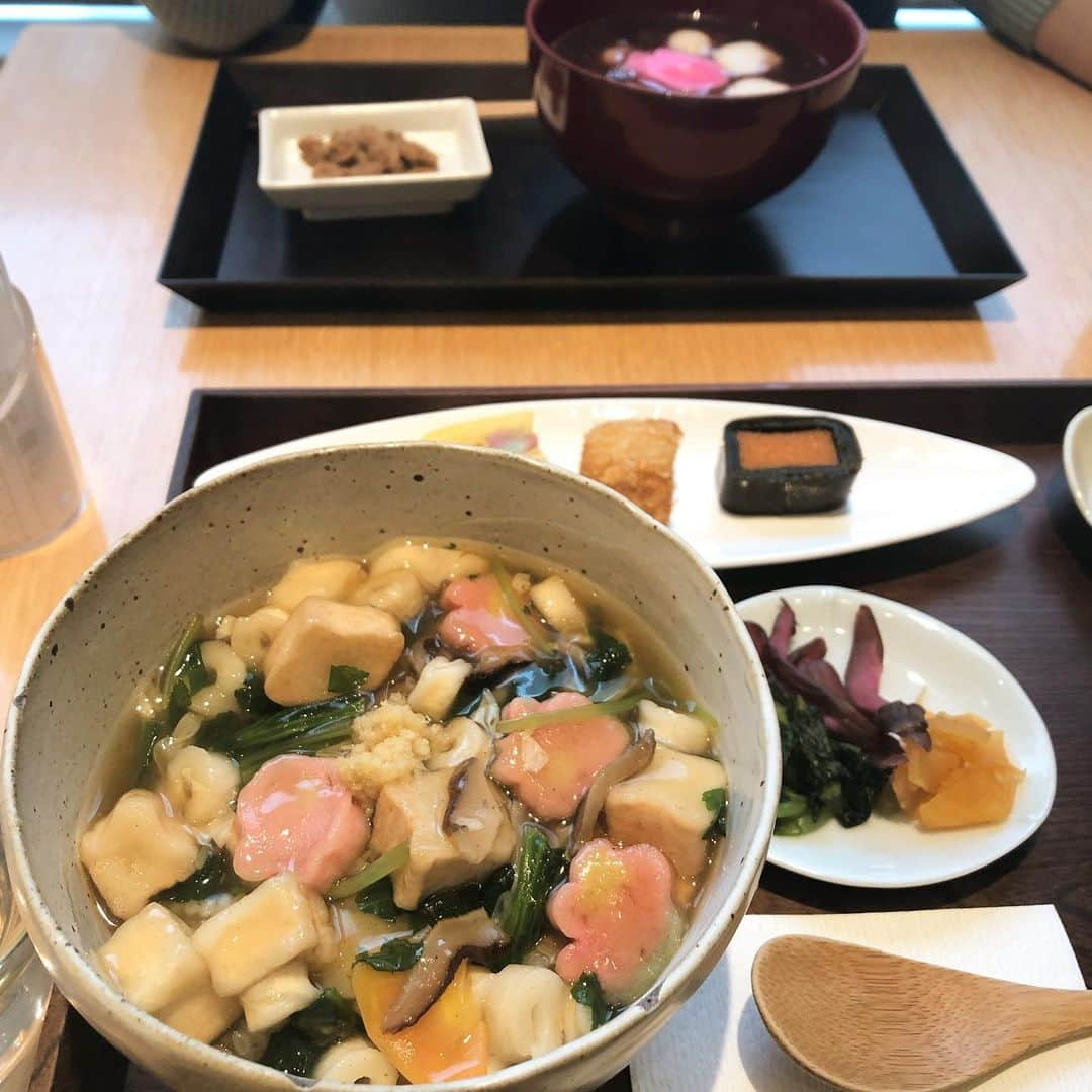 央雅光希さんのインスタグラム写真 - (央雅光希Instagram)「帰る前には、金沢駅の「ふむろ屋」でお麩のあんかけ丼✨お湯を入れるだけで出来る最中のお味噌汁も、ふやけた最中が香ばしい〜。奥はお麩のお汁粉。お麩のしぐれ煮も美味しかった‼️ 大好きなお店です。 そしてお土産に買った一部では有名らしい「しろえびビーバー」と、昔から大好きな「えがら餅」と、姪っ子がにこにこ笑顔で渡してくれたキーホルダー。これ何？って聞いたら「スプラトゥーンのイカ」らしいです😂ああー、可愛い。 今回の帰省もゆっくりリフレッシュさせて貰いました❤️ #帰省 #石川グルメ #石川県 #お麩 #ふむろや #しろえびビーバー」1月10日 10時17分 - tatatata_ayk