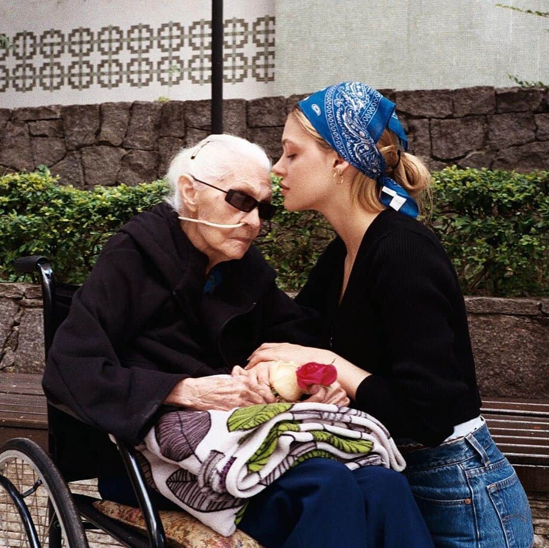 ニコラ・ペルツのインスタグラム：「my heart is broken doesn’t even touch what i feel right now. i honestly feel like my heart fell out of my body. the reason i am being so open about this on such a public level is because i just wanted to send out a reminder that the most important thing in life is family. spend as much time with the people u love while were lucky enough to have them on earth 🤍 because one day god will want them back. gina was a second mother to me, my love for her was never ending n overflowing. she was kind, elegant, gentle but beyond strong, and i can’t even put into words how beautiful she was. her hair has been snow white since the day i was born and i always knew she was pure magic. she was truly my earth angel. i have dreaded this day for as long as i can remember n still can’t comprehend this is my new reality. i don’t know why this happened the night before i turned 25 n maybe i’ll never know but all i know is that i am the luckiest girl in the whole world to have been able to know the most incredible woman for 25 years. i feel lost n broken but i know she is with me forever, she always has been.」